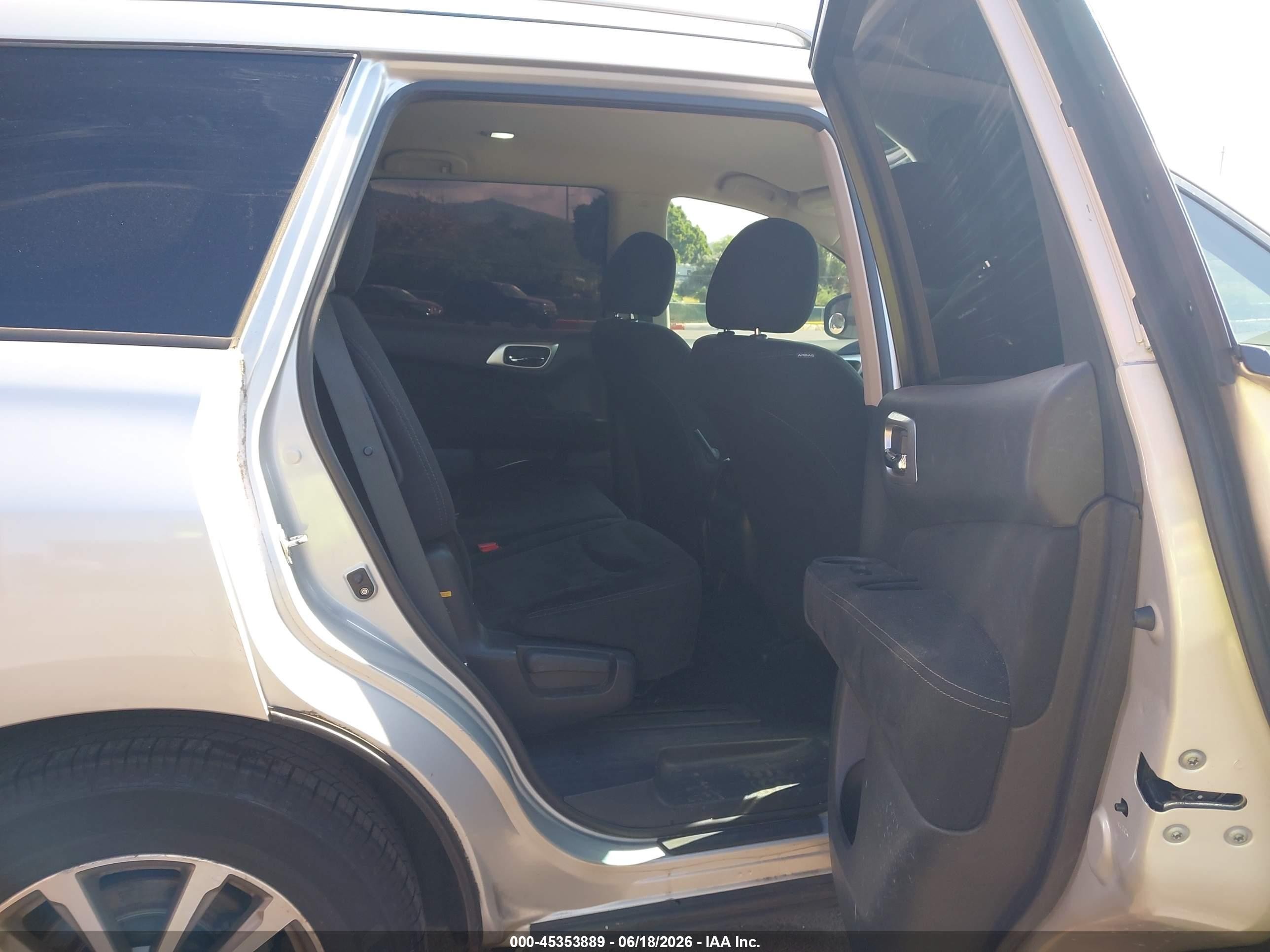 2015 Nissan Pathfinder S Silver vin: 5N1AR2MN2FC704263