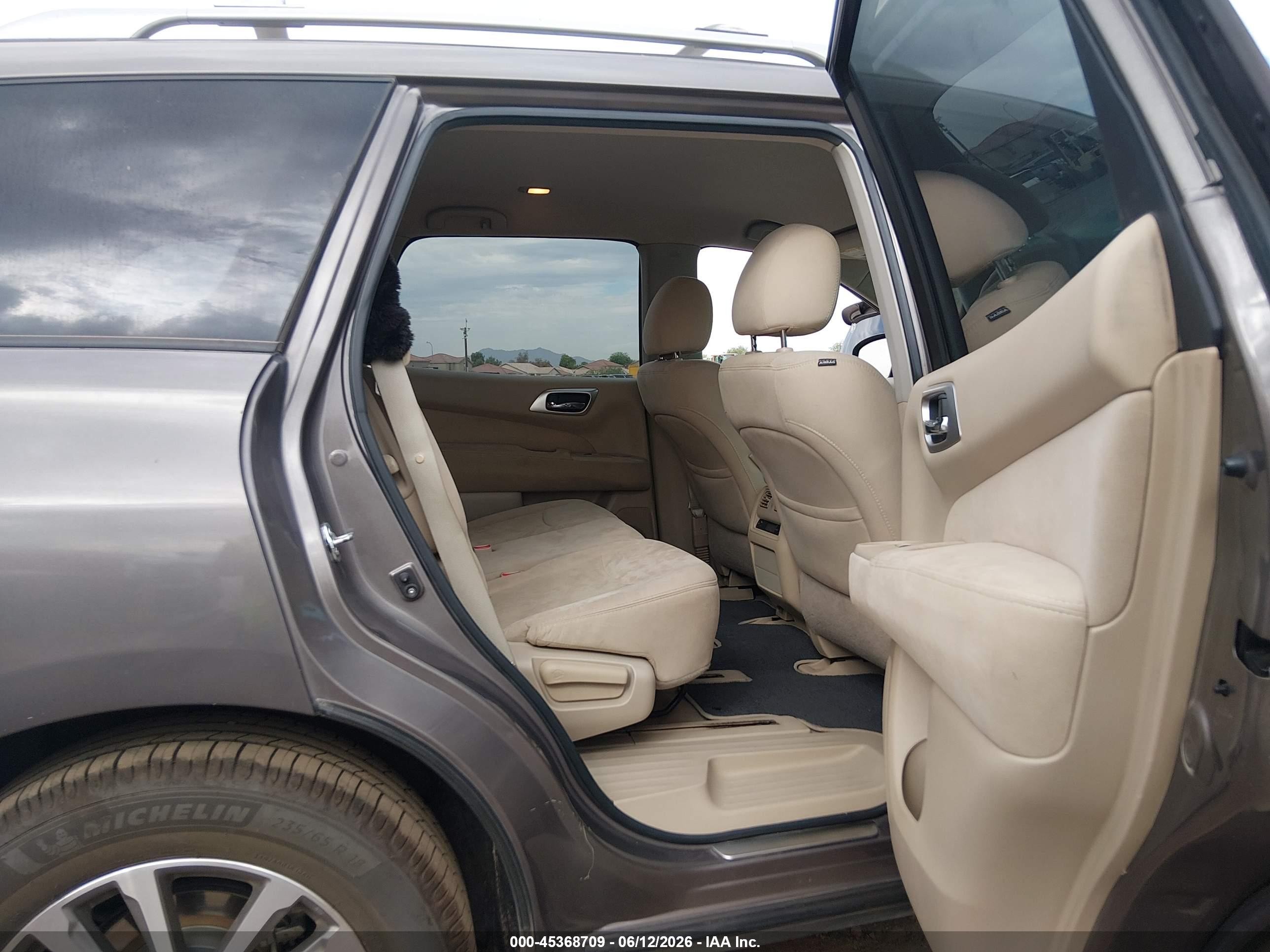 2014 Nissan Pathfinder Sv Gray vin: 5N1AR2MN3EC693093