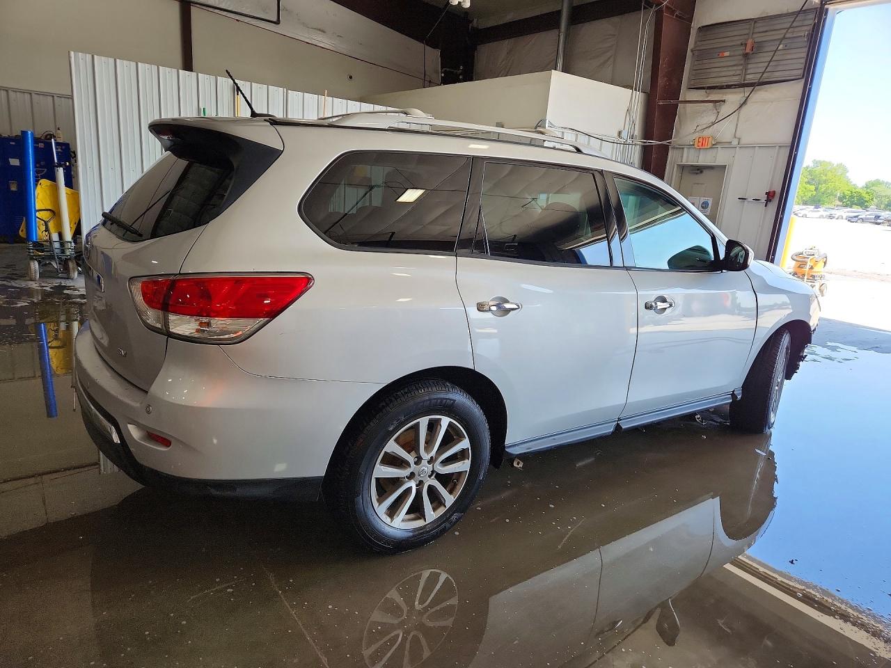 2015 Nissan Pathfinder Sv Серебряный vin: 5N1AR2MN3FC651475