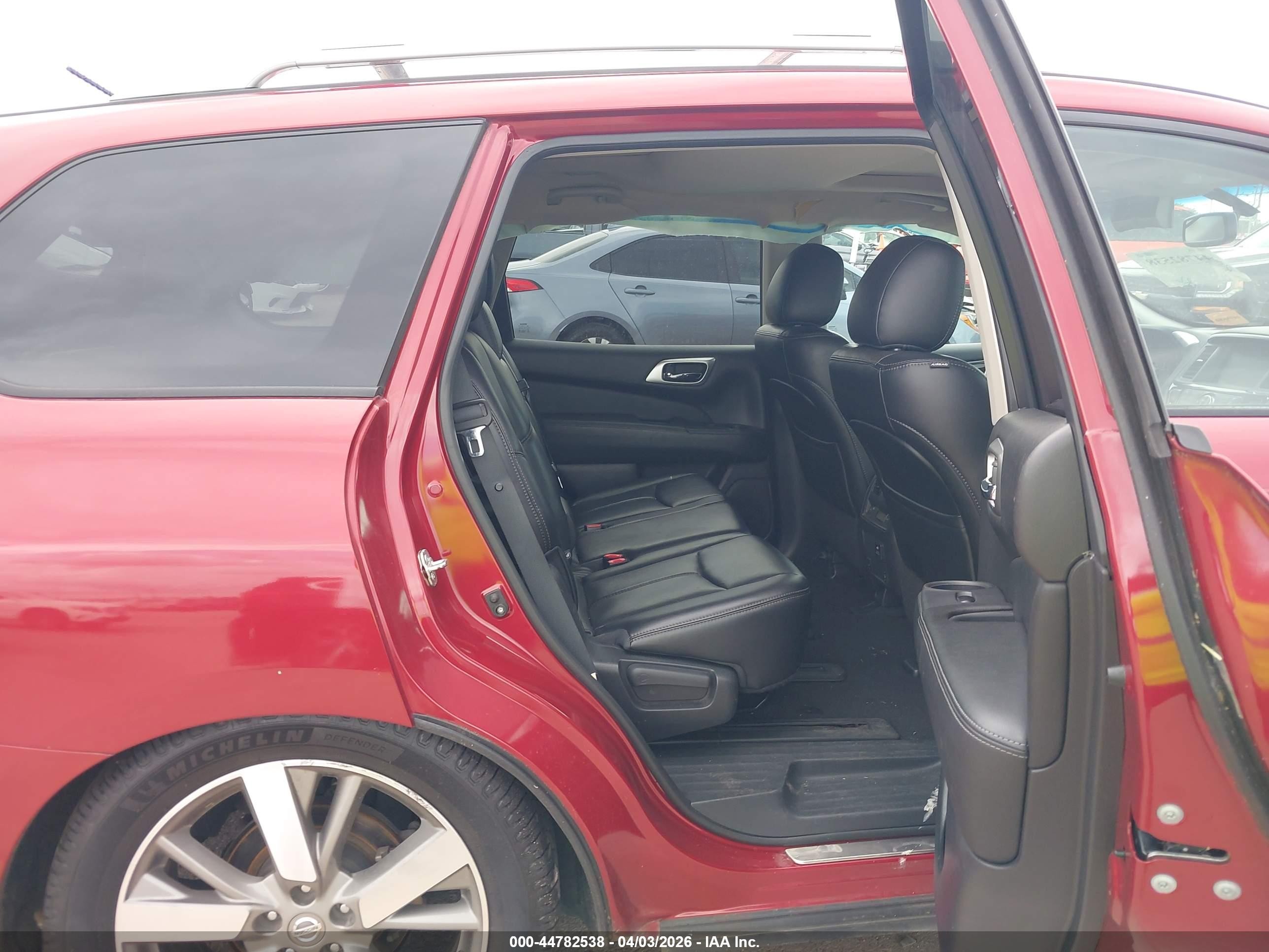 2015 Nissan Pathfinder Platinum Burgundy vin: 5N1AR2MN3FC677283