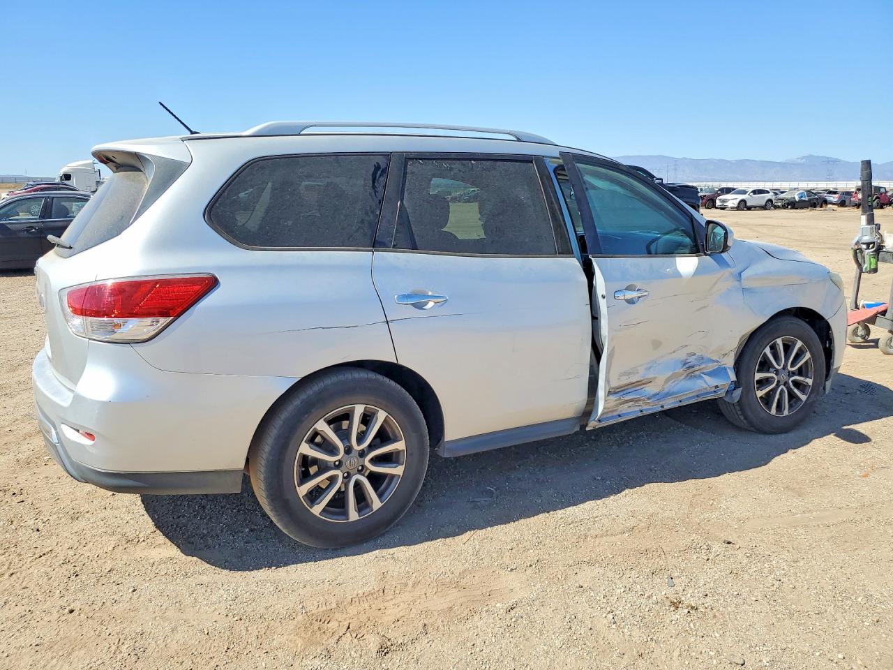 2015 Nissan Pathfinder S Silver vin: 5N1AR2MN3FC682418