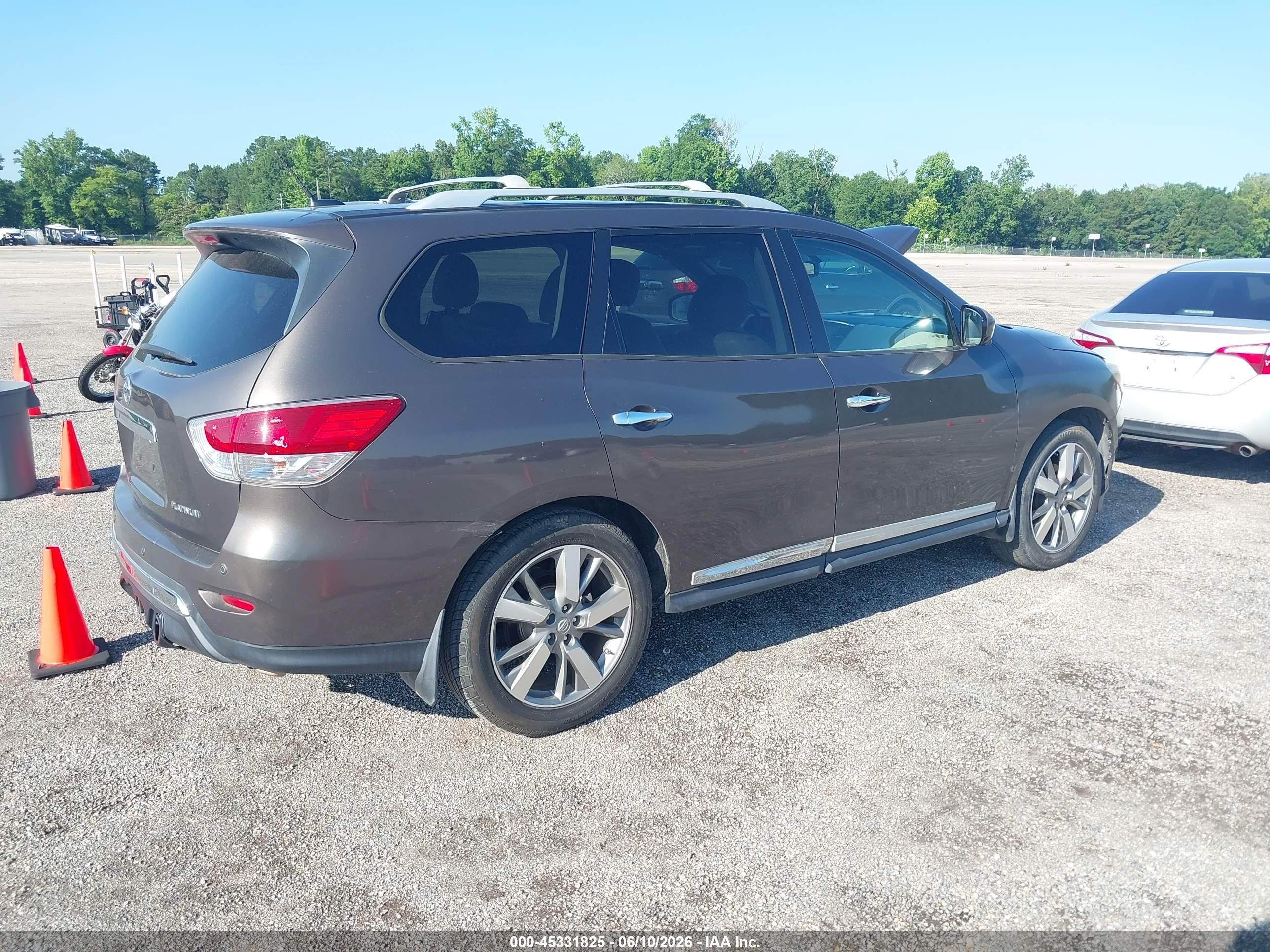 2016 Nissan Pathfinder Platinum Gray vin: 5N1AR2MN3GC602679