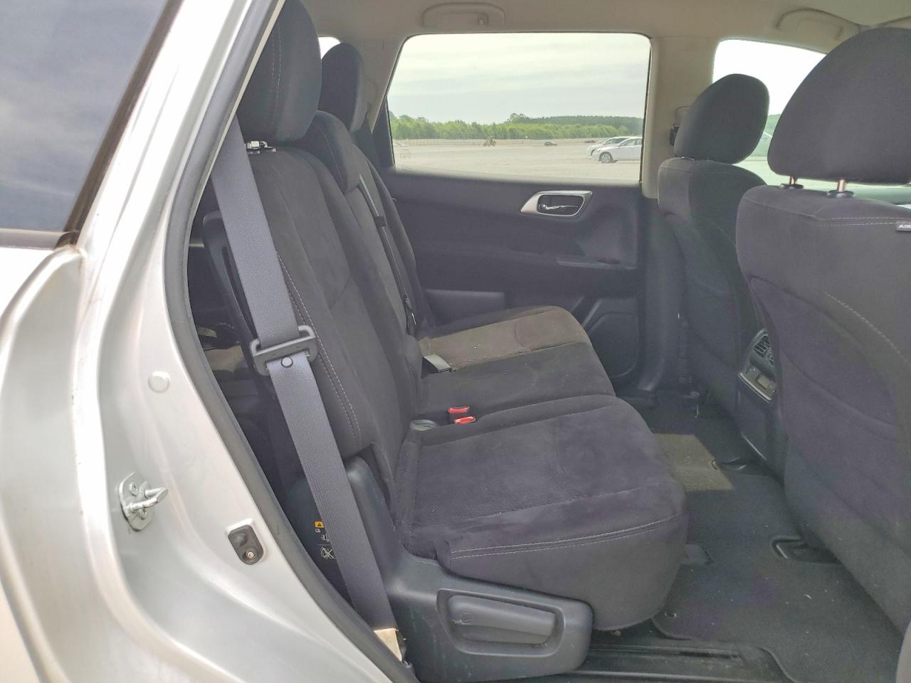 2014 Nissan Pathfinder S Silver vin: 5N1AR2MN4EC633324