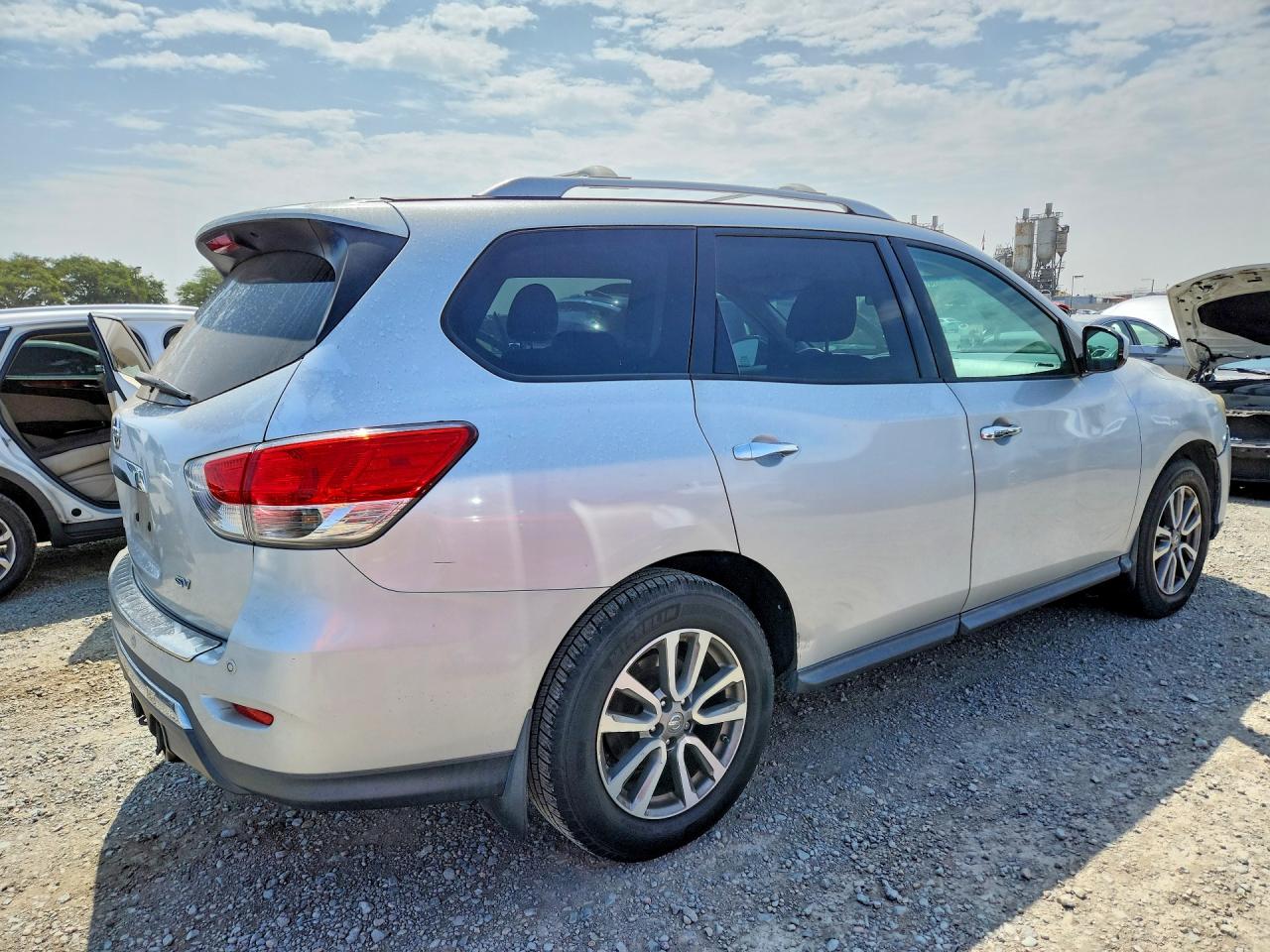 2014 Nissan Pathfinder Sv Silver vin: 5N1AR2MN4EC638913