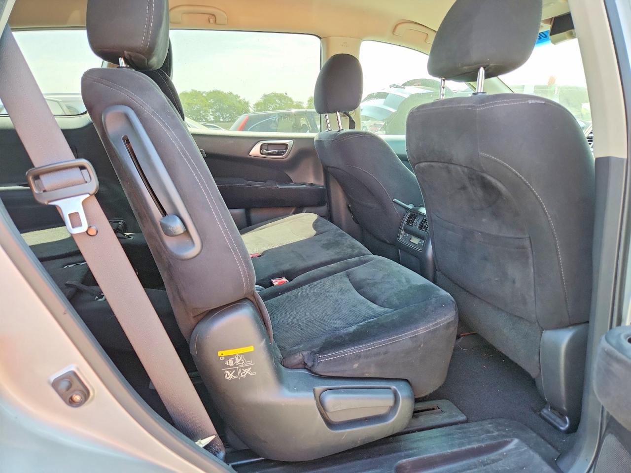 2014 Nissan Pathfinder Sv Silver vin: 5N1AR2MN4EC638913