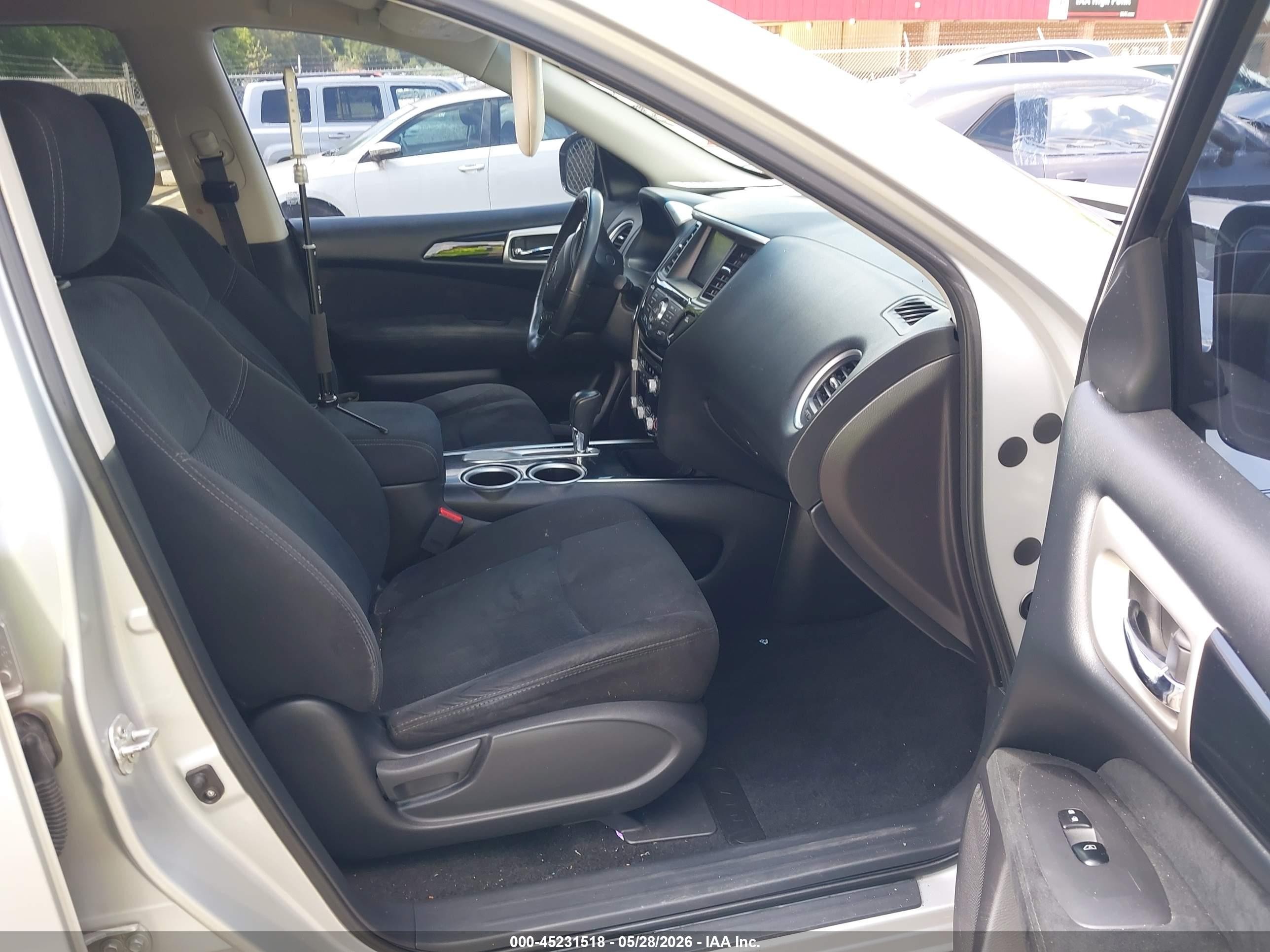 2014 Nissan Pathfinder Sv Silver vin: 5N1AR2MN4EC732192