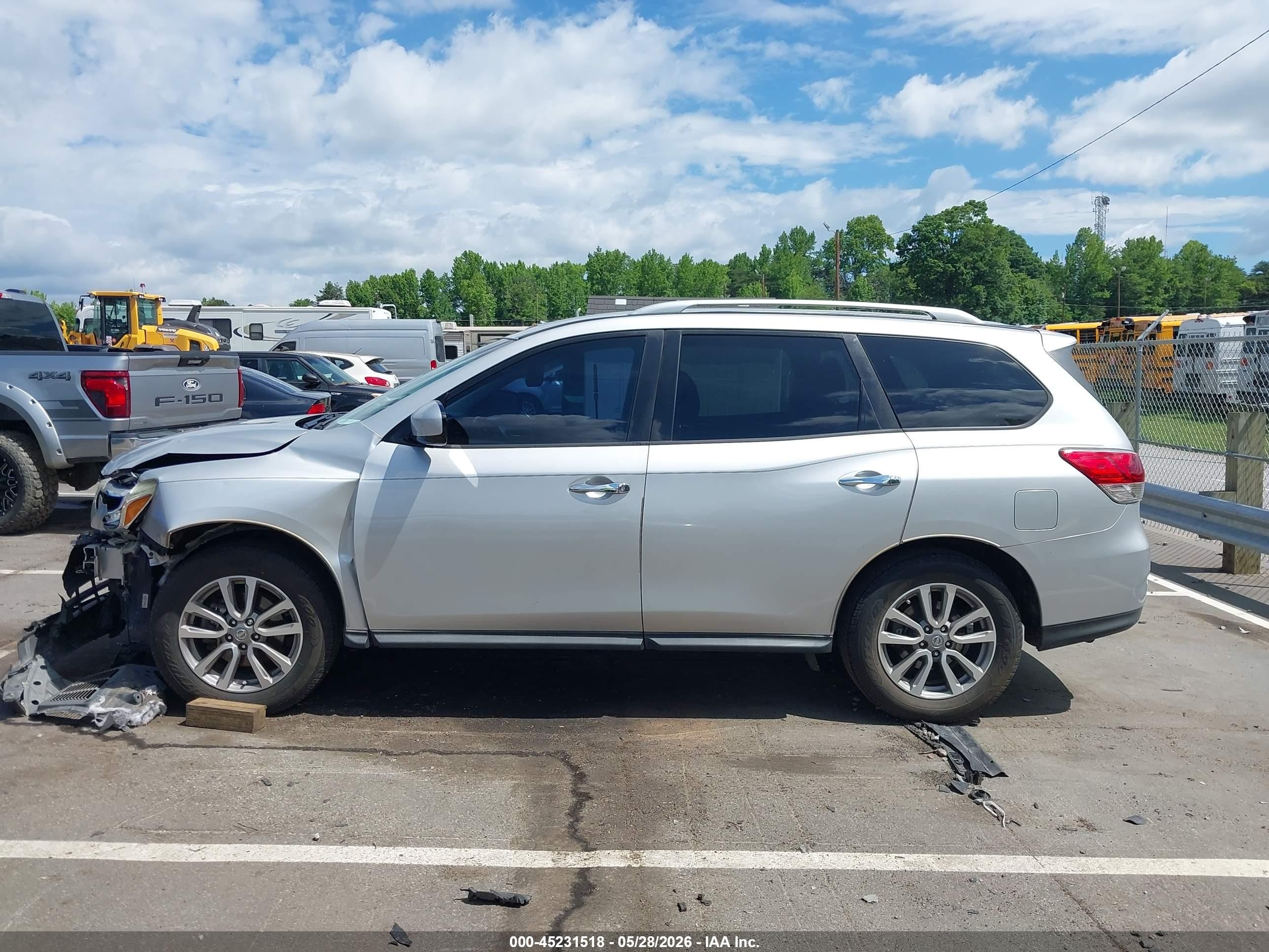 2014 Nissan Pathfinder Sv Silver vin: 5N1AR2MN4EC732192