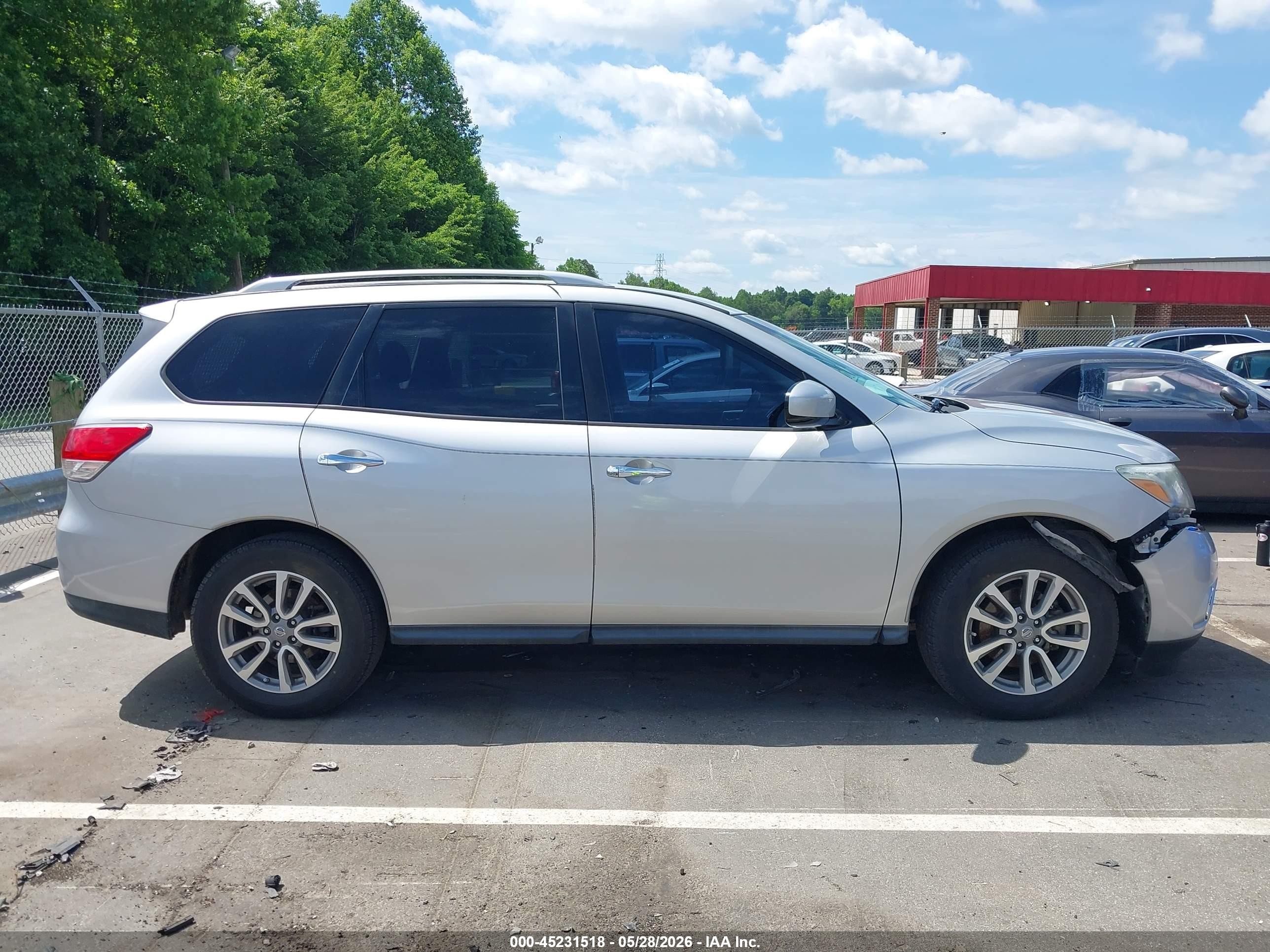 2014 Nissan Pathfinder Sv Silver vin: 5N1AR2MN4EC732192
