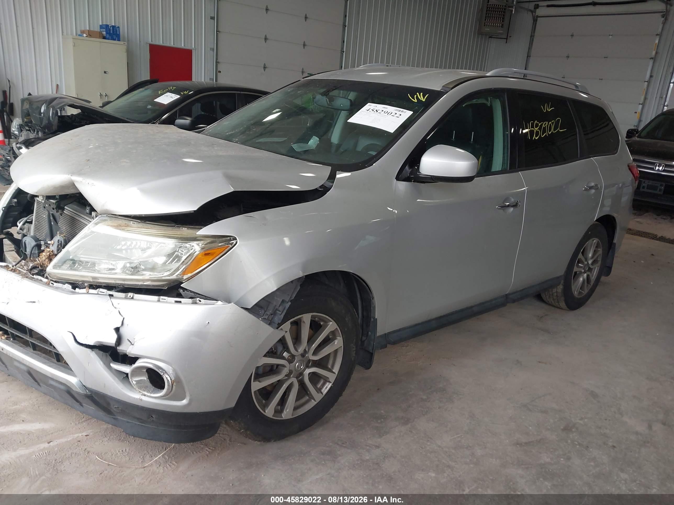 2015 Nissan Pathfinder Sv Серебряный vin: 5N1AR2MN4FC692875