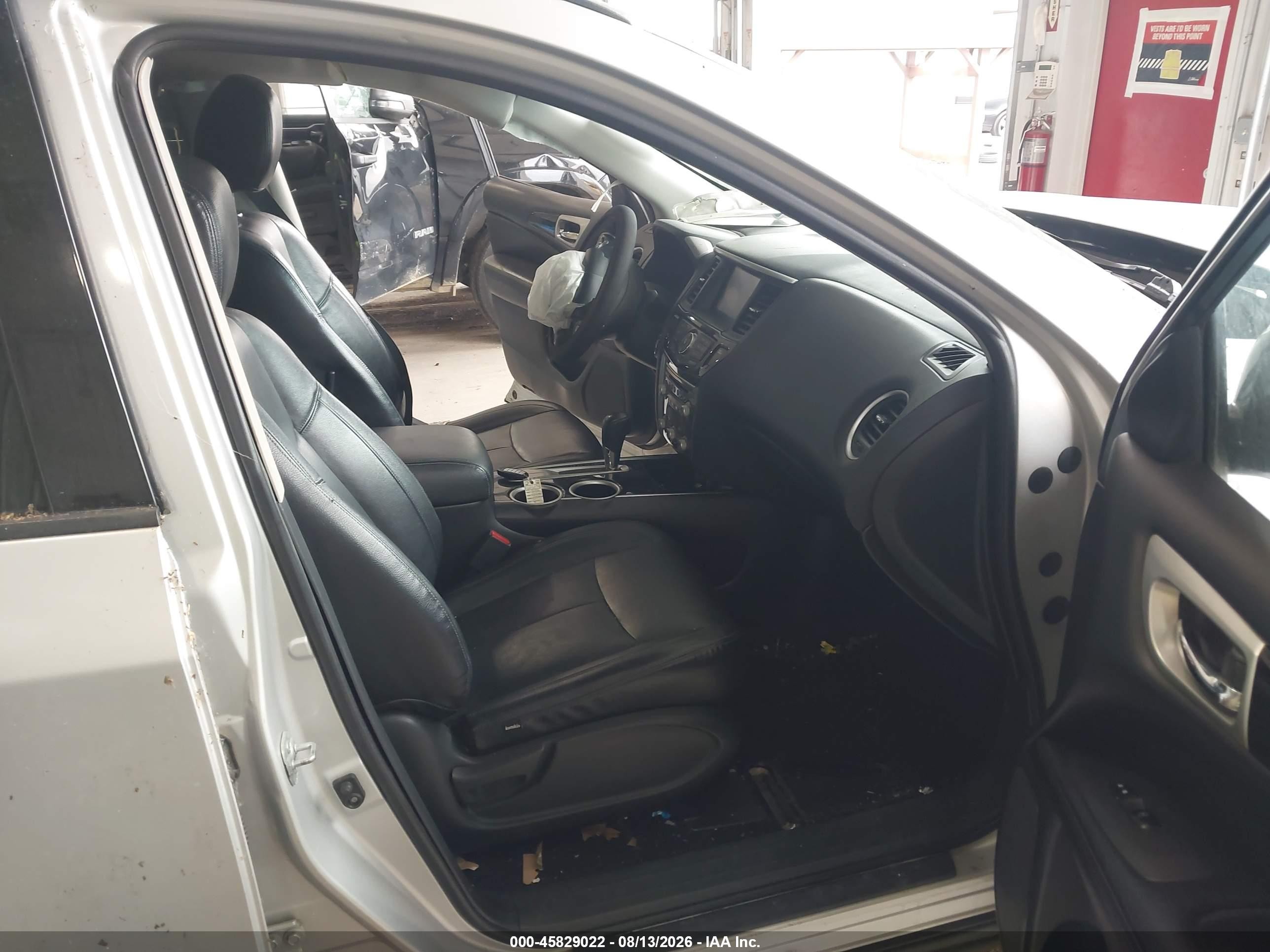 2015 Nissan Pathfinder Sv Серебряный vin: 5N1AR2MN4FC692875