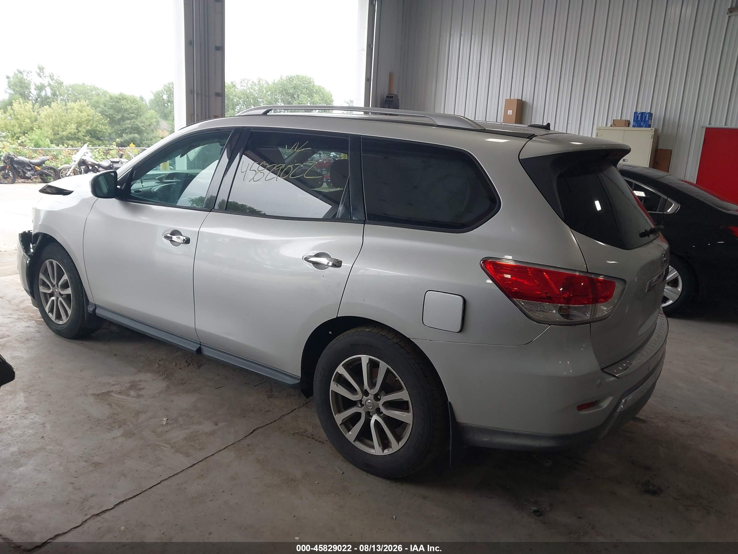 2015 Nissan Pathfinder Sv Серебряный vin: 5N1AR2MN4FC692875