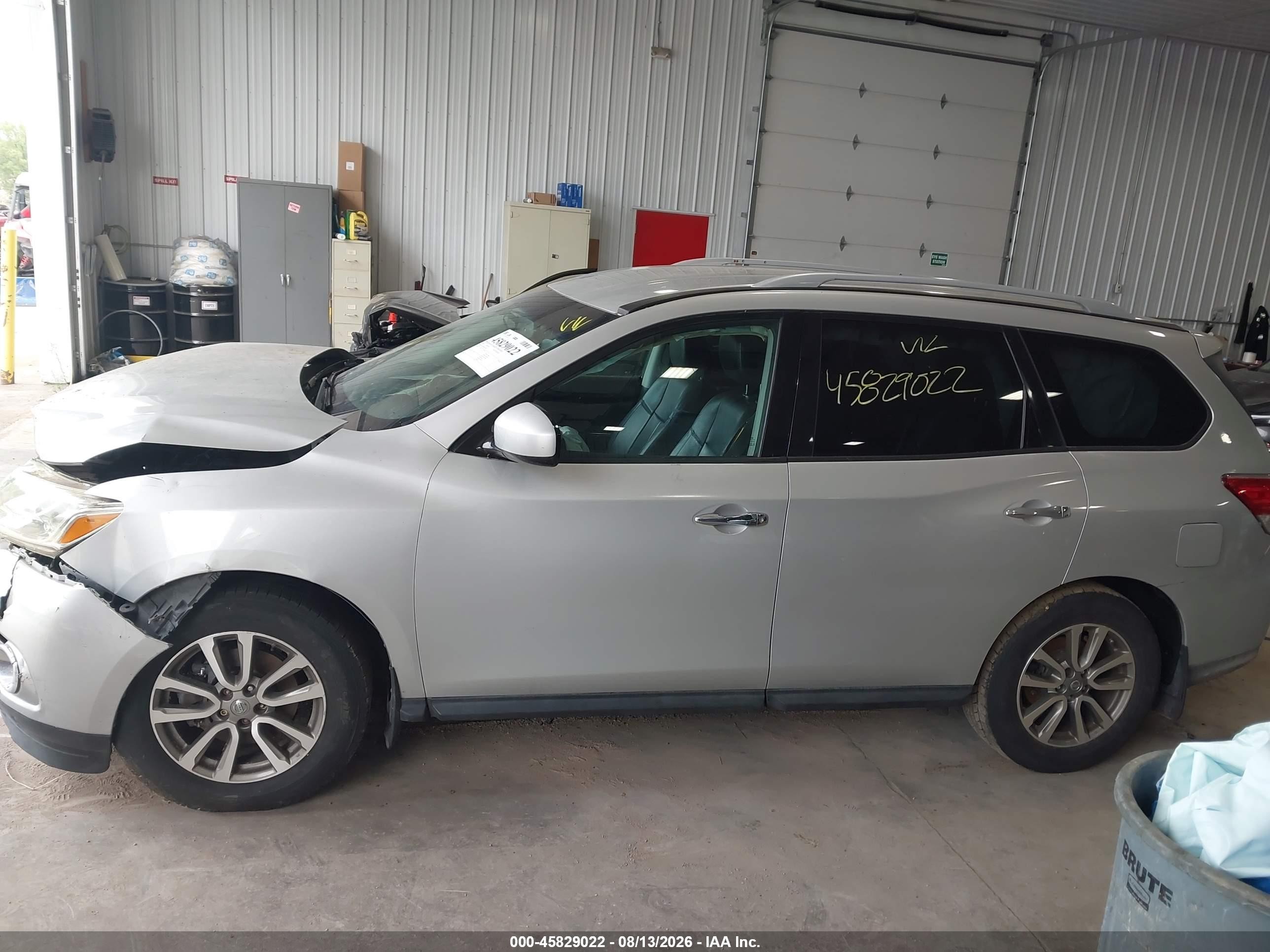2015 Nissan Pathfinder Sv Серебряный vin: 5N1AR2MN4FC692875