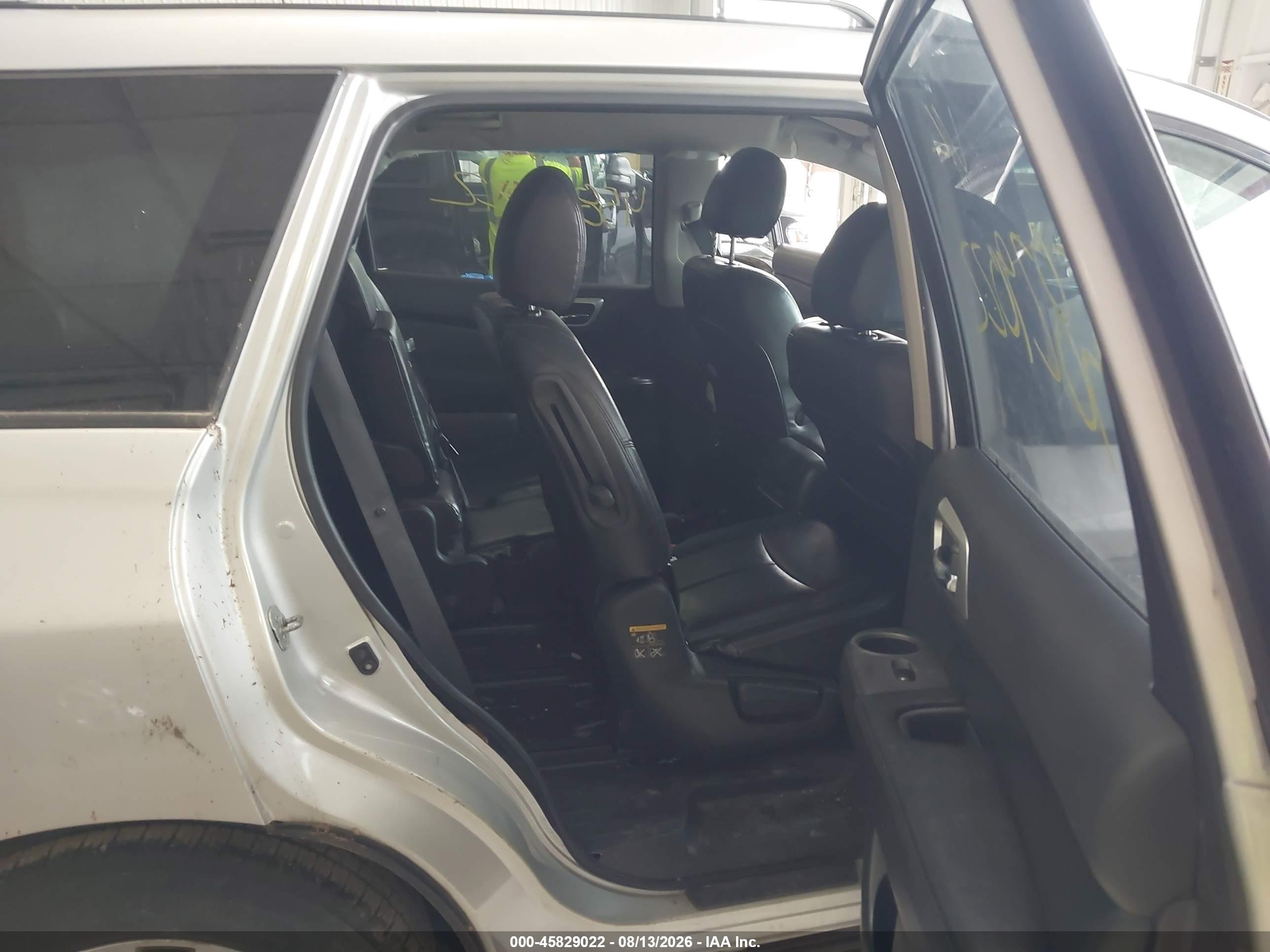 2015 Nissan Pathfinder Sv Серебряный vin: 5N1AR2MN4FC692875