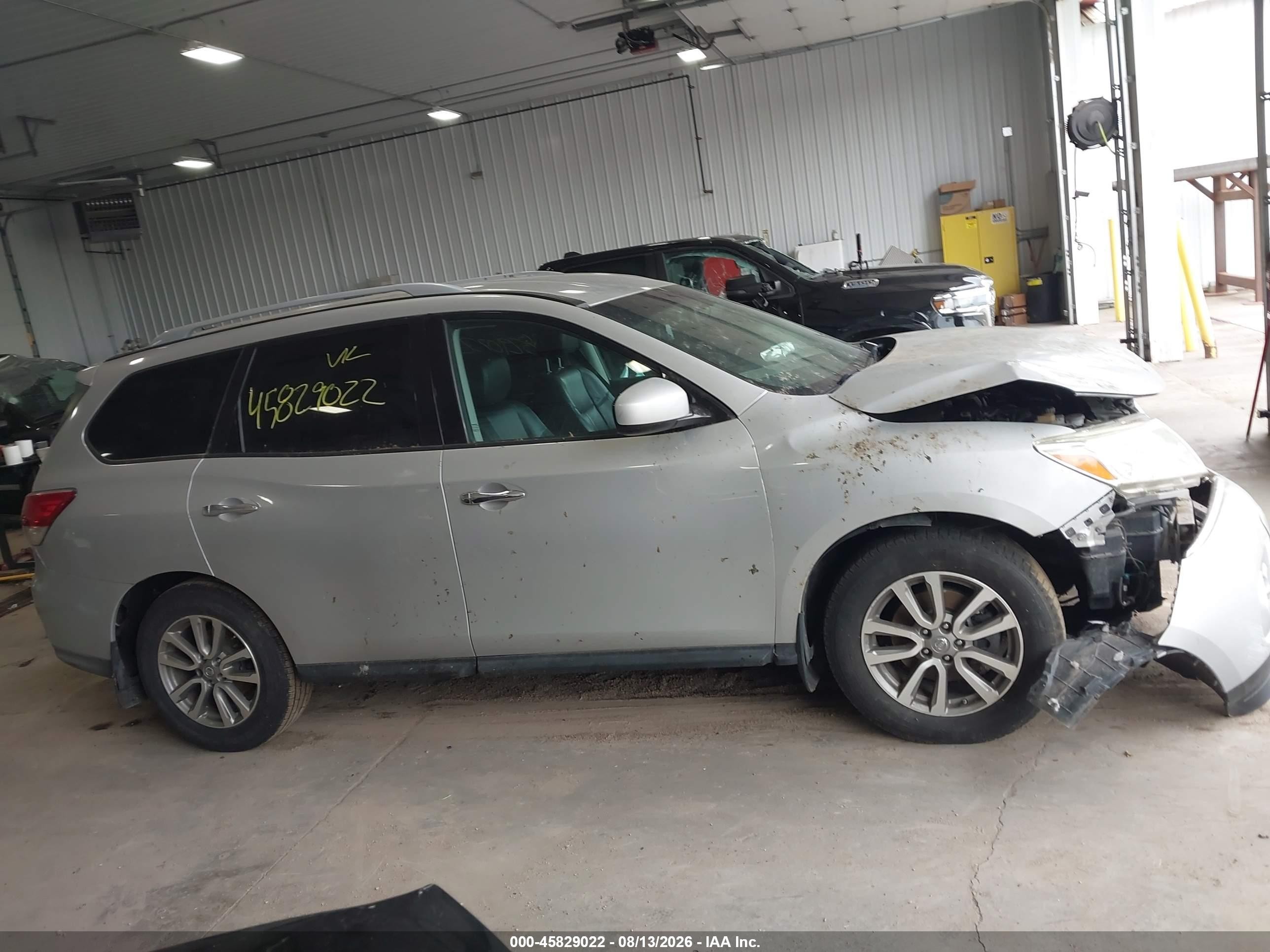 2015 Nissan Pathfinder Sv Серебряный vin: 5N1AR2MN4FC692875