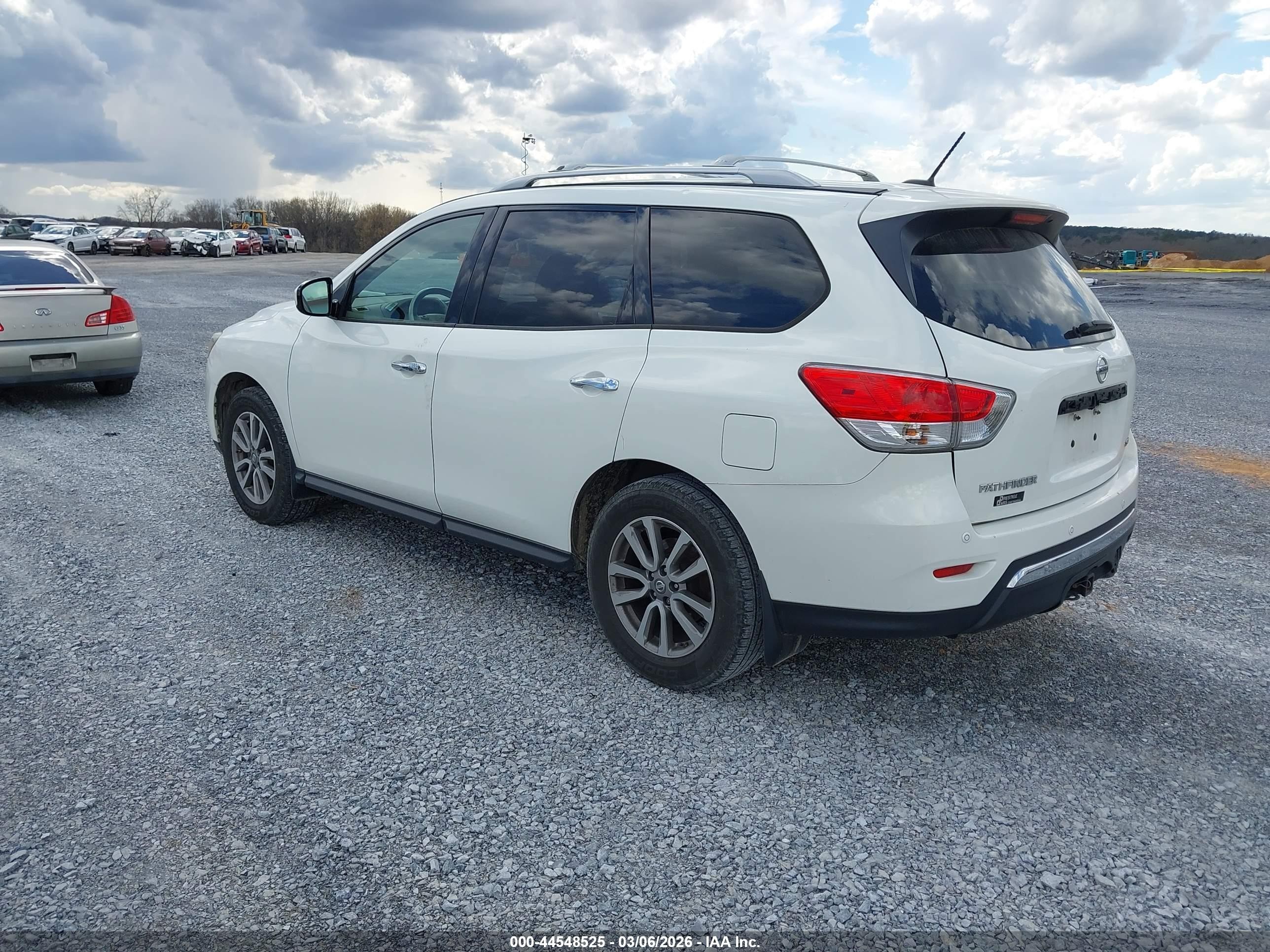 2014 Nissan Pathfinder Sv White vin: 5N1AR2MN5EC722593