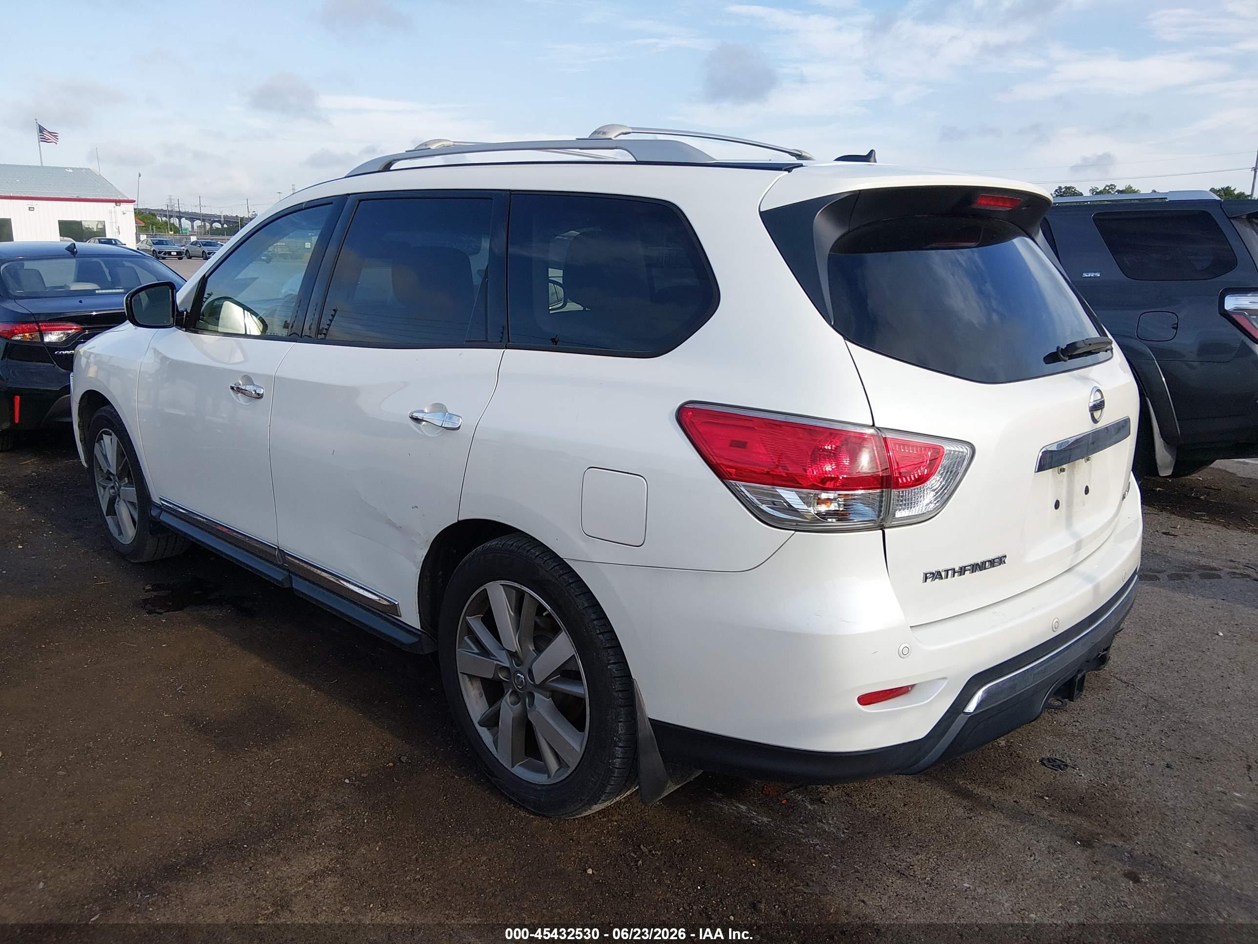 2015 Nissan Pathfinder Platinum Белый vin: 5N1AR2MN5FC656189