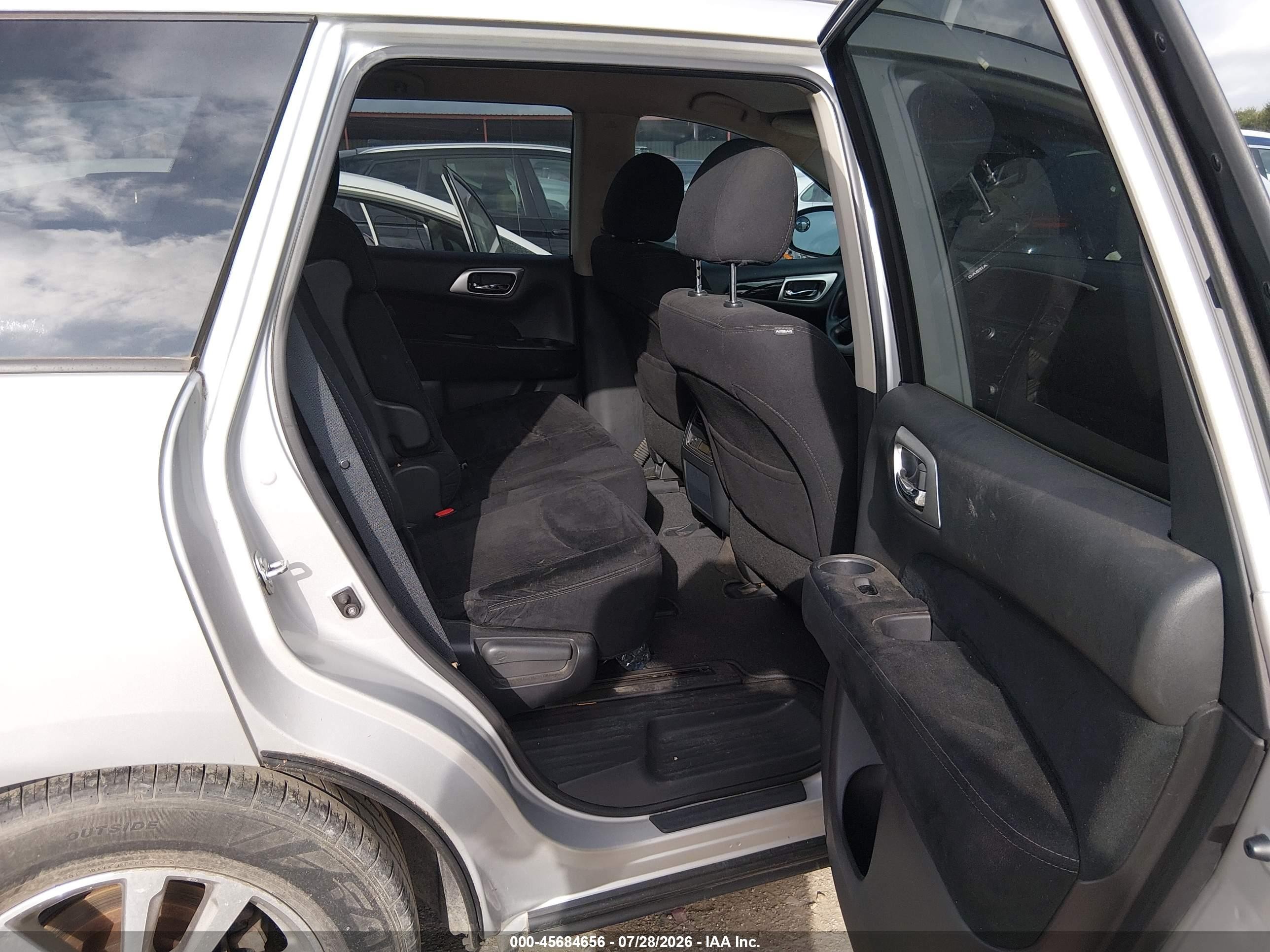 2015 Nissan Pathfinder S Silver vin: 5N1AR2MN5FC691959