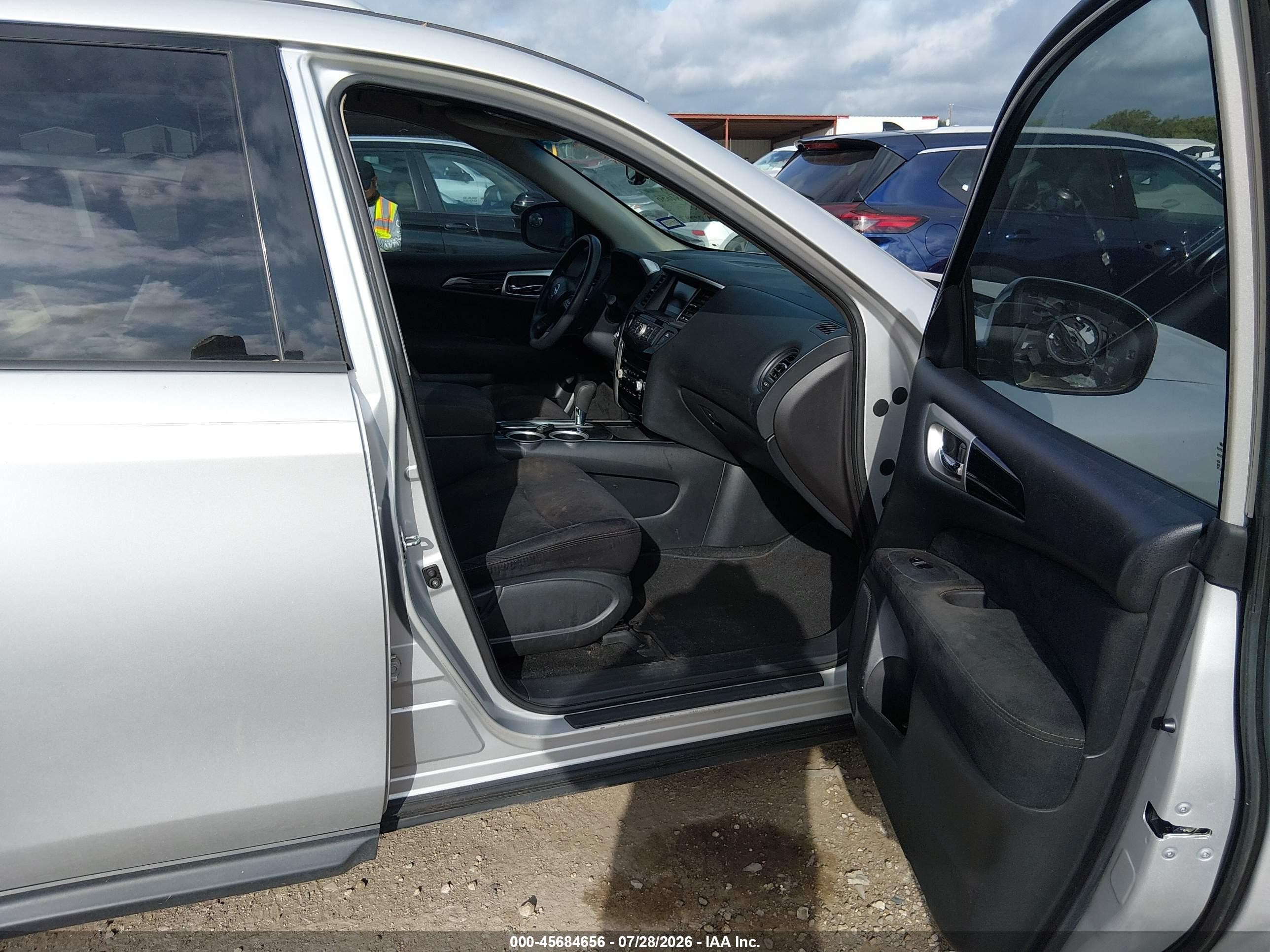 2015 Nissan Pathfinder S Silver vin: 5N1AR2MN5FC691959