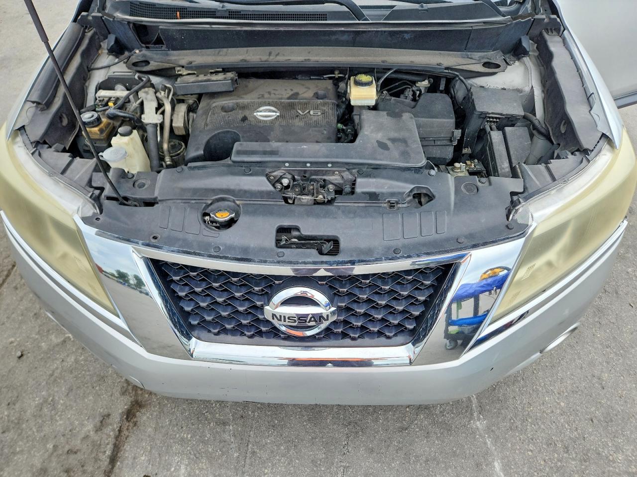 2014 Nissan Pathfinder Sv Silver vin: 5N1AR2MN6EC667541