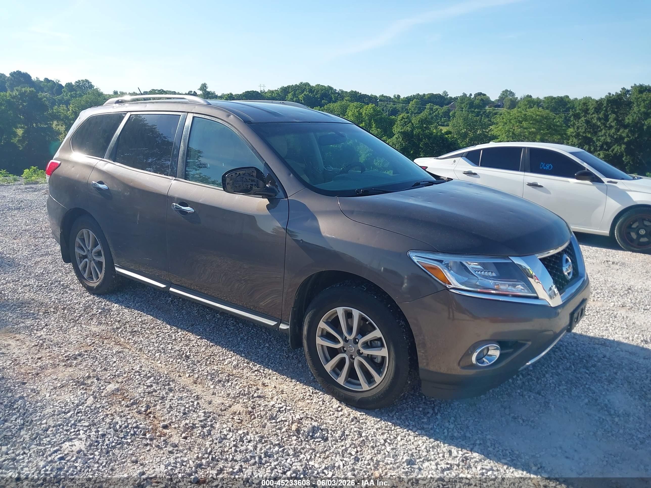 2015 Nissan Pathfinder Sv Brown vin: 5N1AR2MN6FC615148