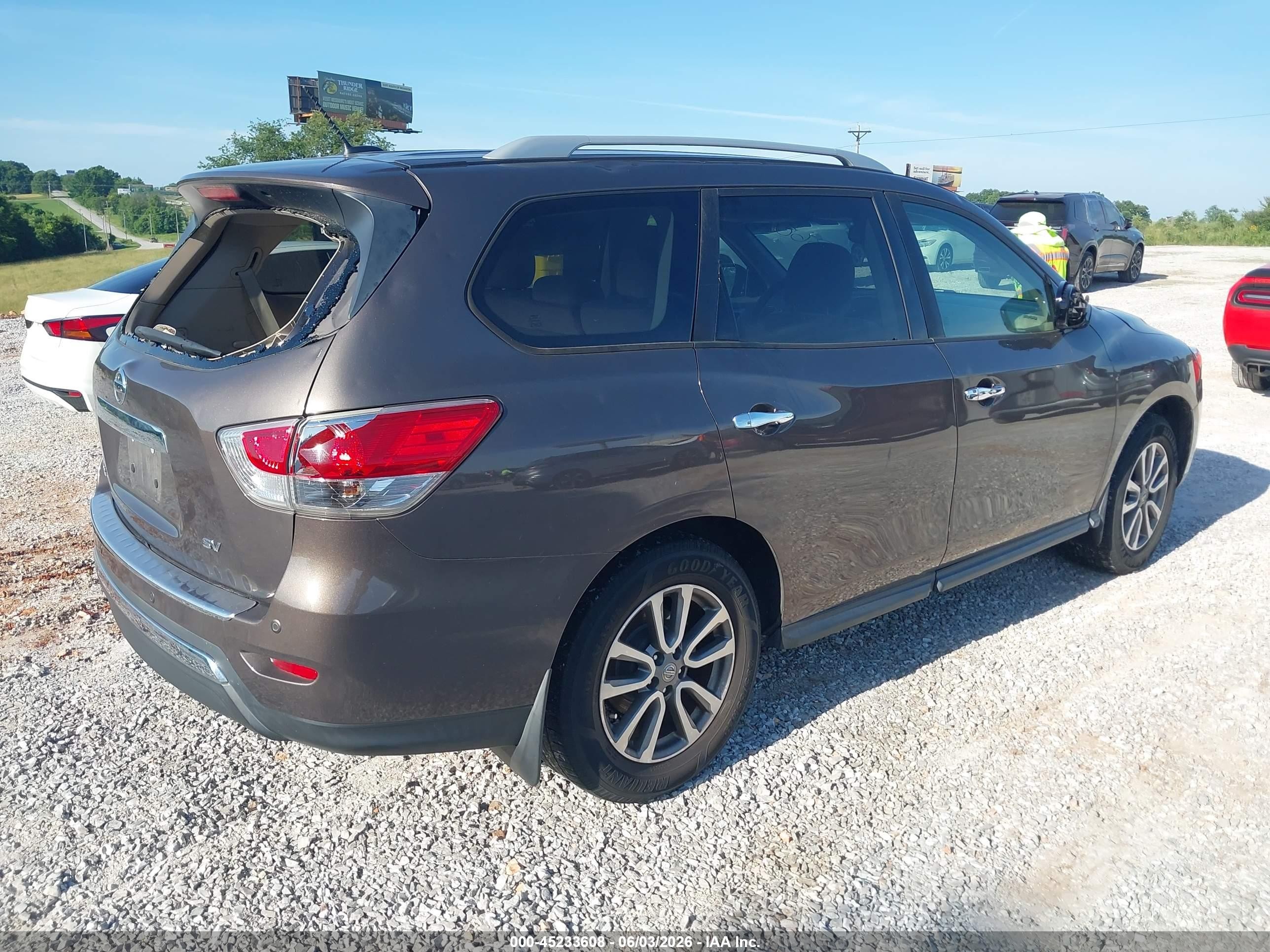 2015 Nissan Pathfinder Sv Brown vin: 5N1AR2MN6FC615148