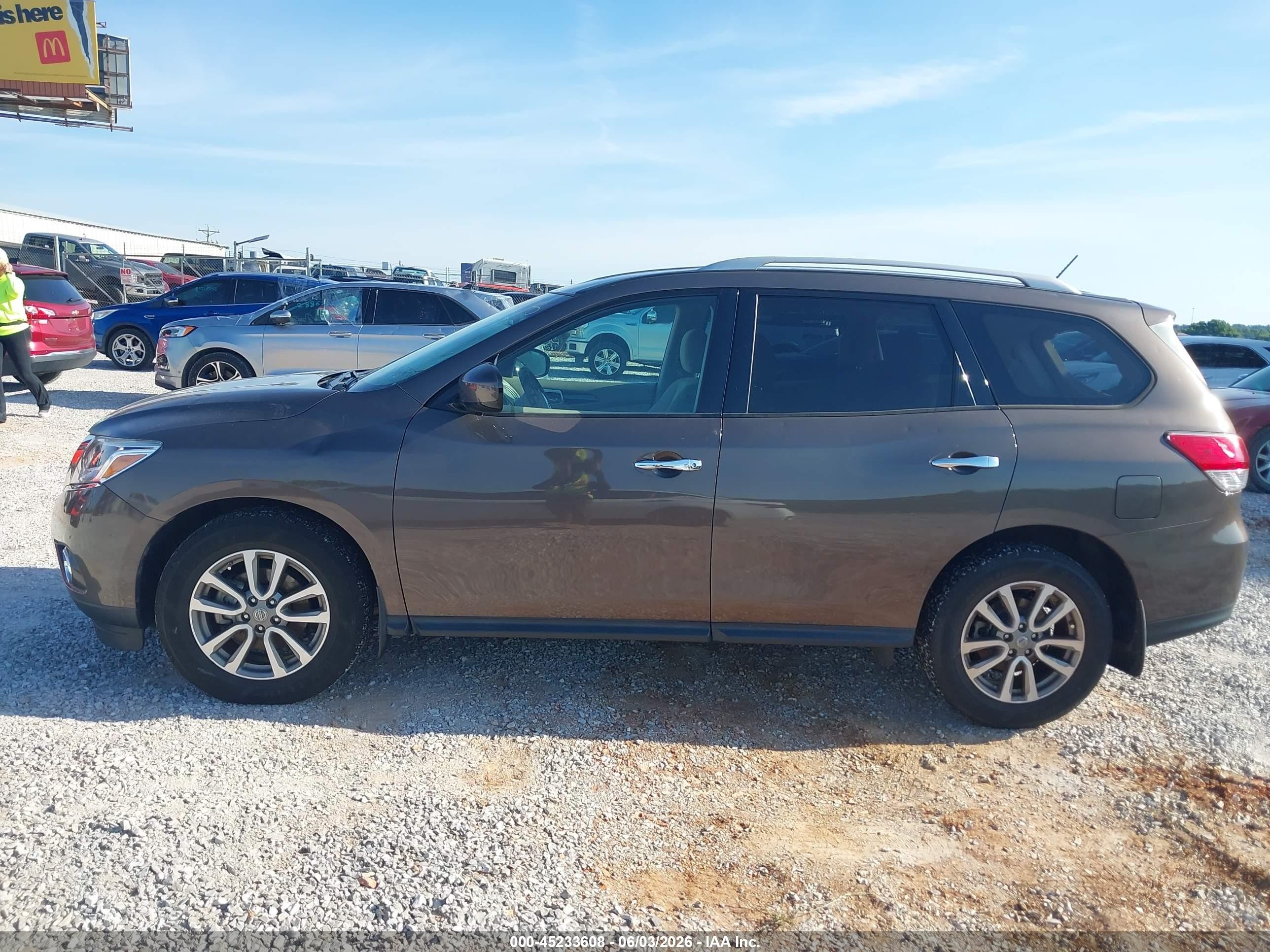 2015 Nissan Pathfinder Sv Brown vin: 5N1AR2MN6FC615148