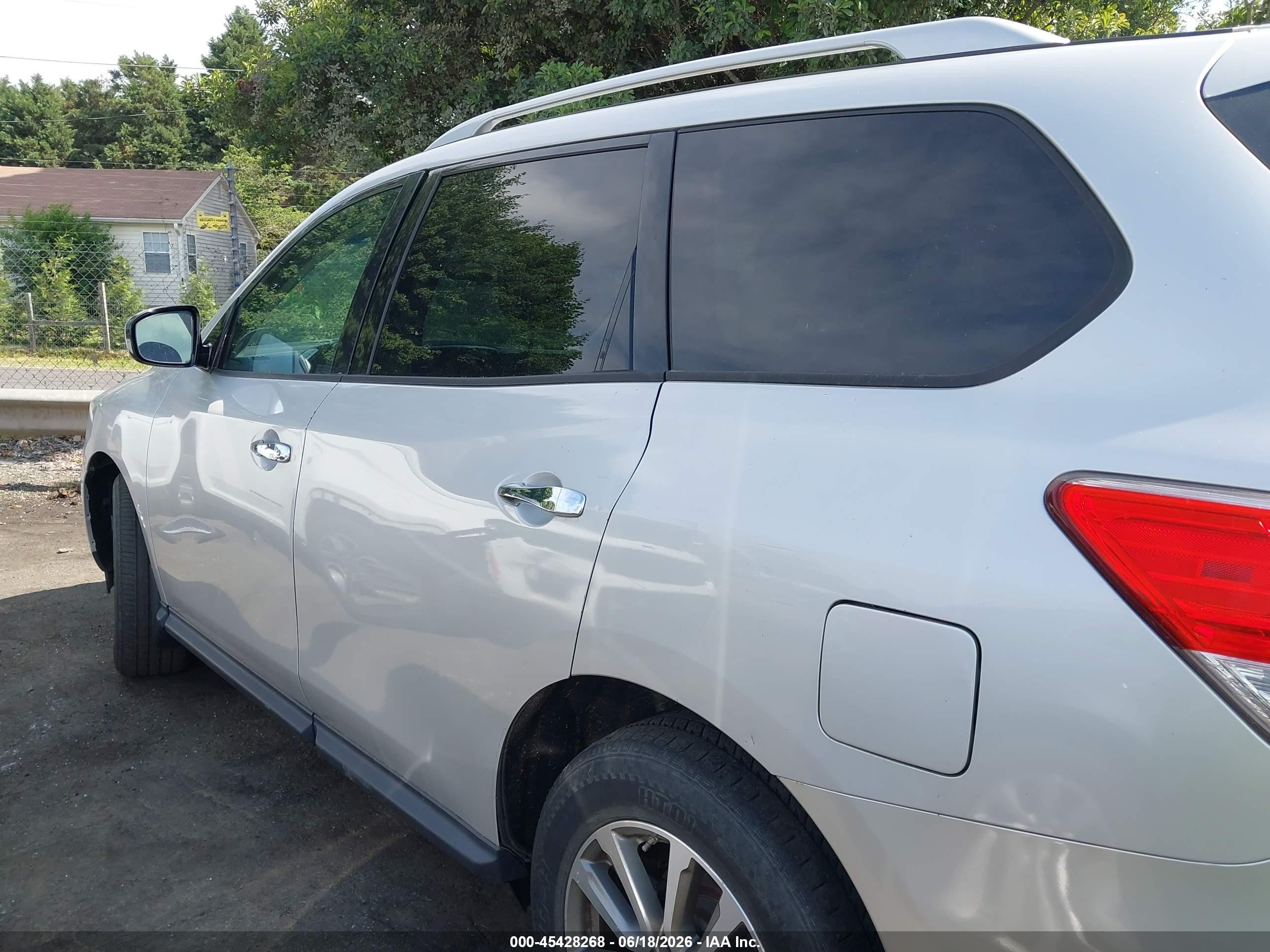 2015 Nissan Pathfinder S Silver vin: 5N1AR2MN6FC651566