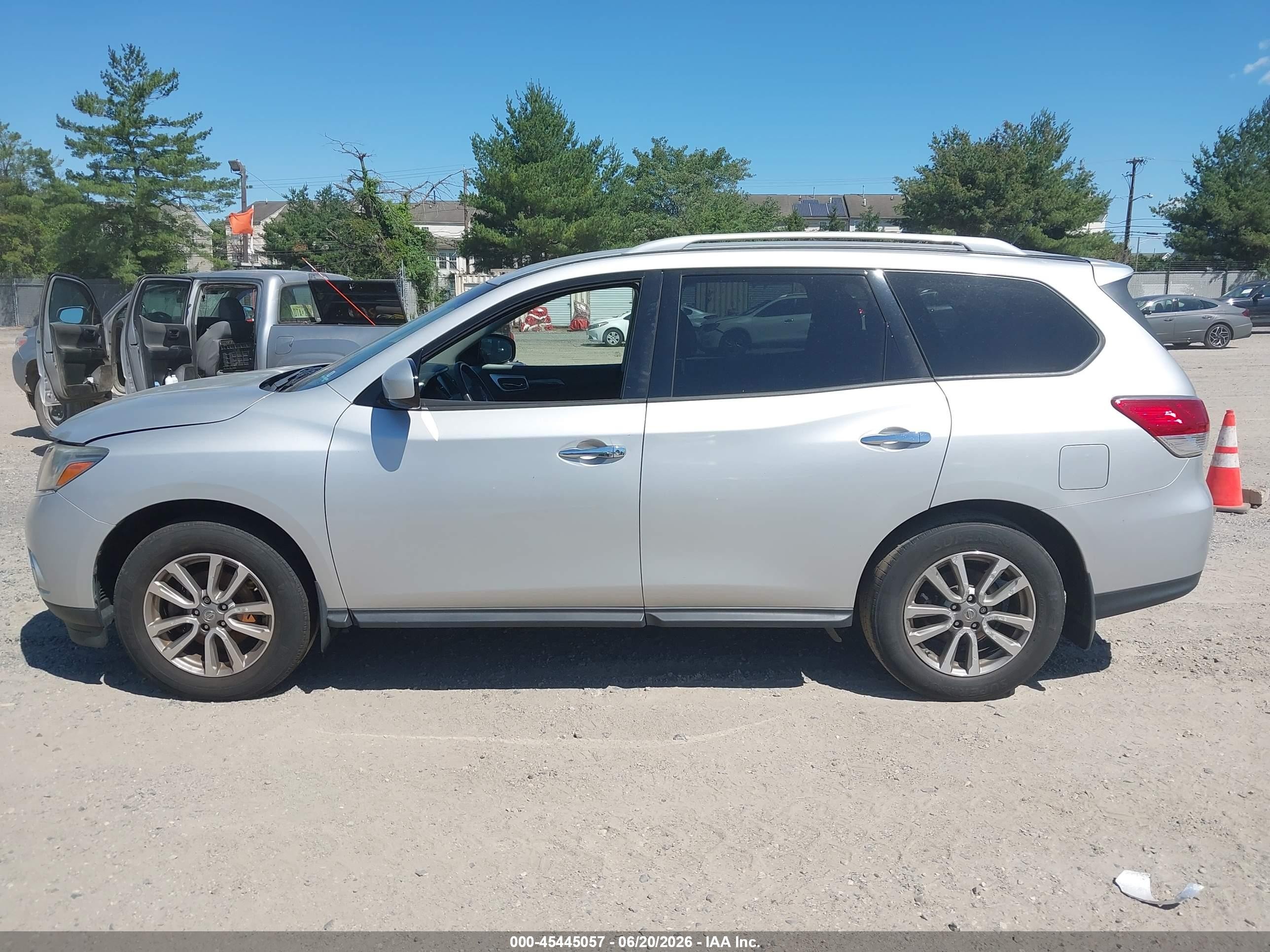 2015 Nissan Pathfinder Sv Silver vin: 5N1AR2MN6FC698015