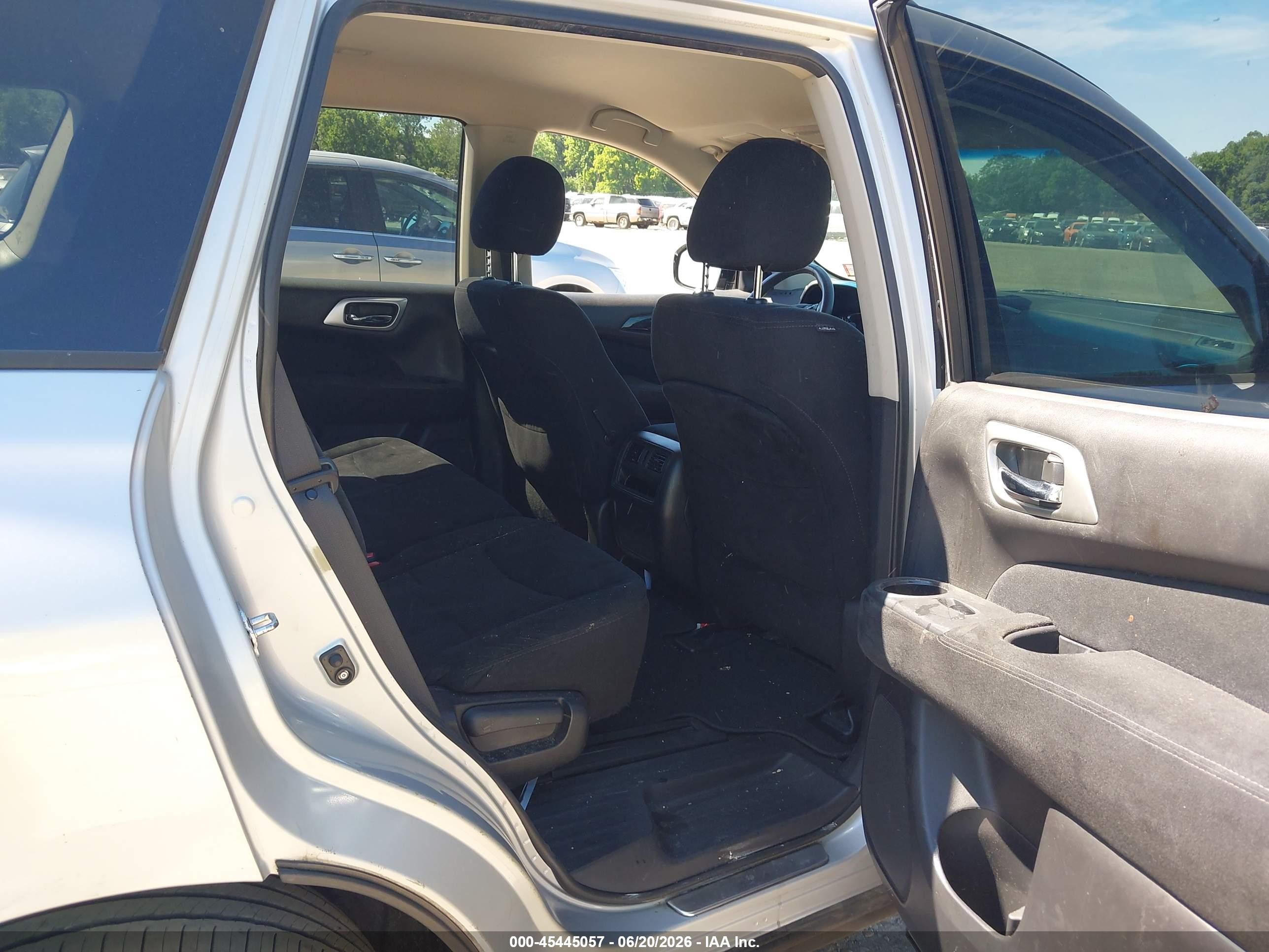 2015 Nissan Pathfinder Sv Silver vin: 5N1AR2MN6FC698015
