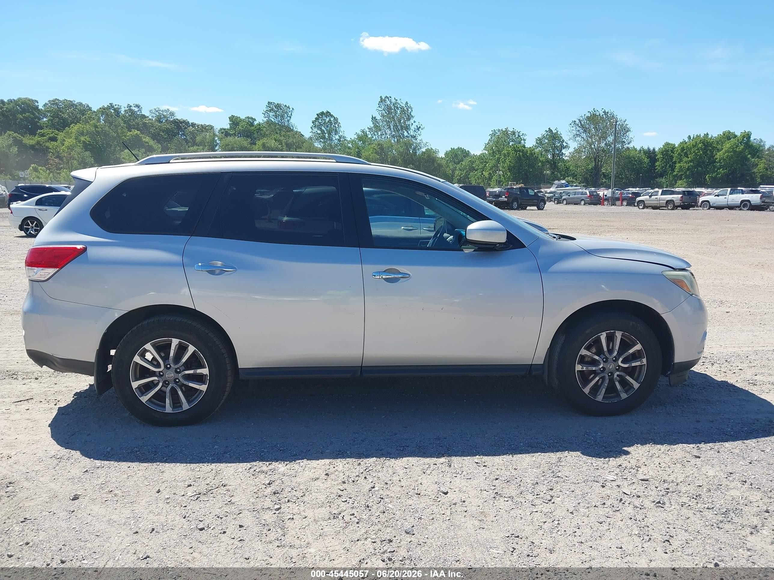 2015 Nissan Pathfinder Sv Silver vin: 5N1AR2MN6FC698015
