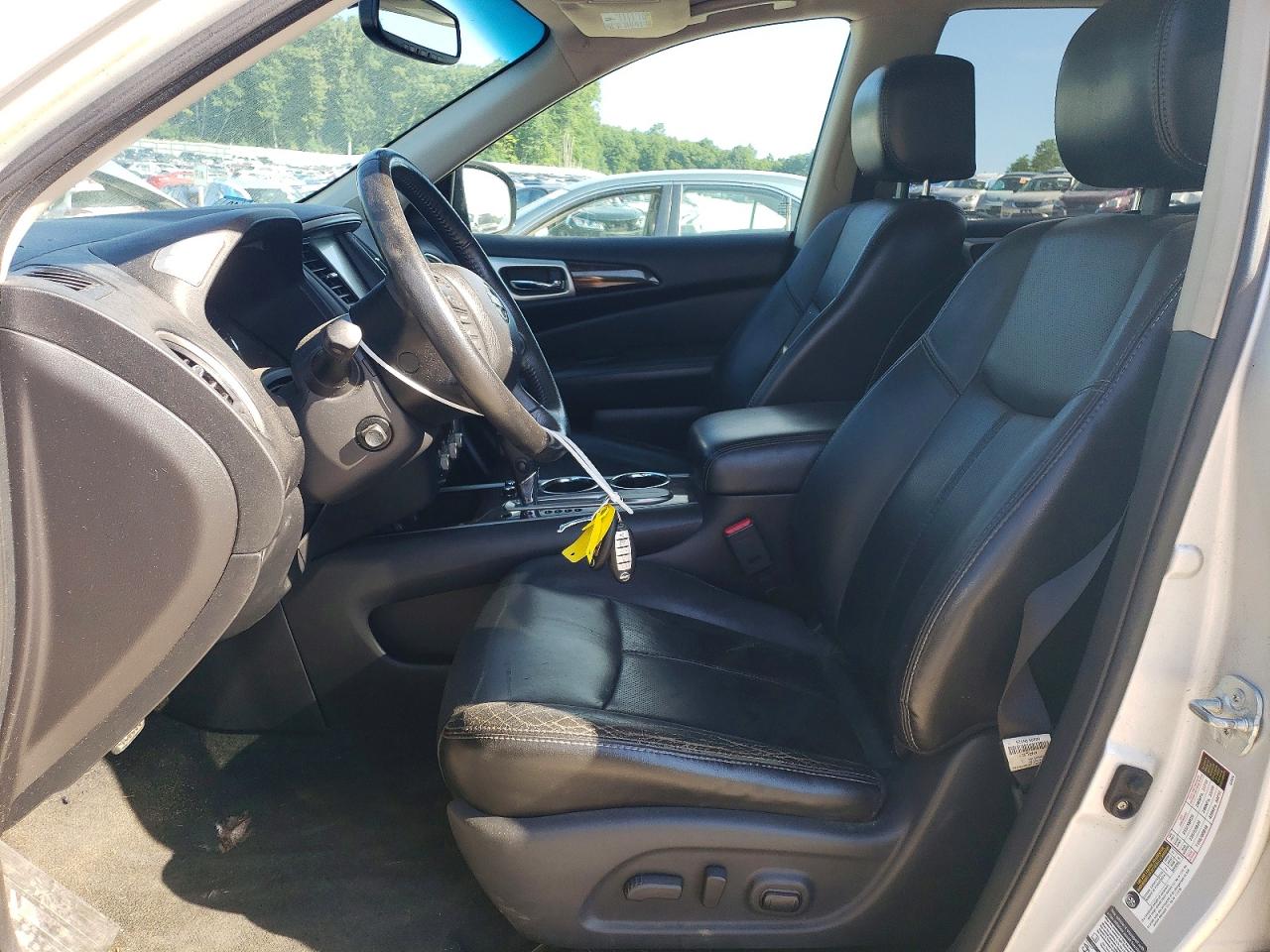 2014 Nissan Pathfinder S Silver vin: 5N1AR2MN7EC631941