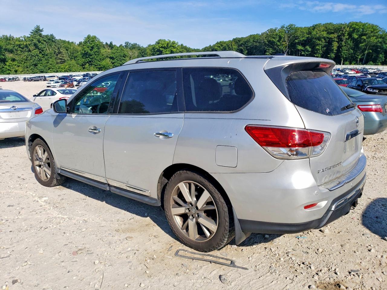 2014 Nissan Pathfinder S Silver vin: 5N1AR2MN7EC631941