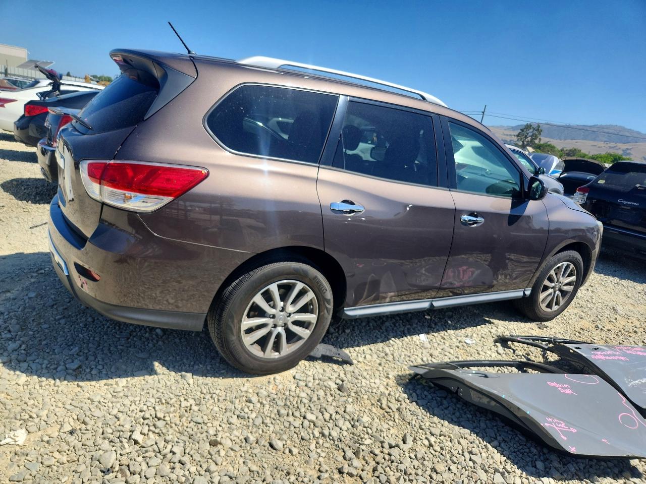 2015 Nissan Pathfinder S Brown vin: 5N1AR2MN7FC658381
