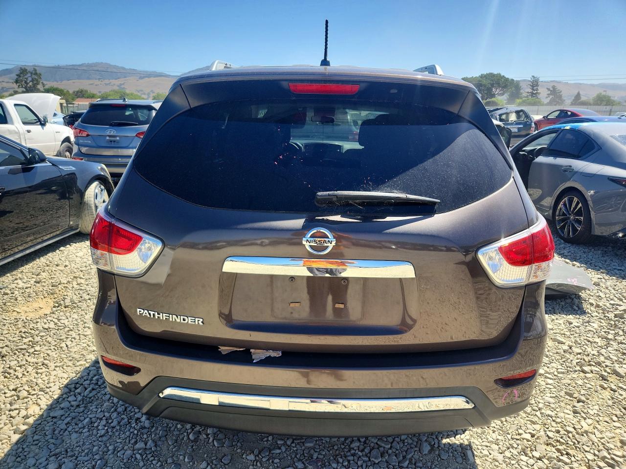 2015 Nissan Pathfinder S Brown vin: 5N1AR2MN7FC658381