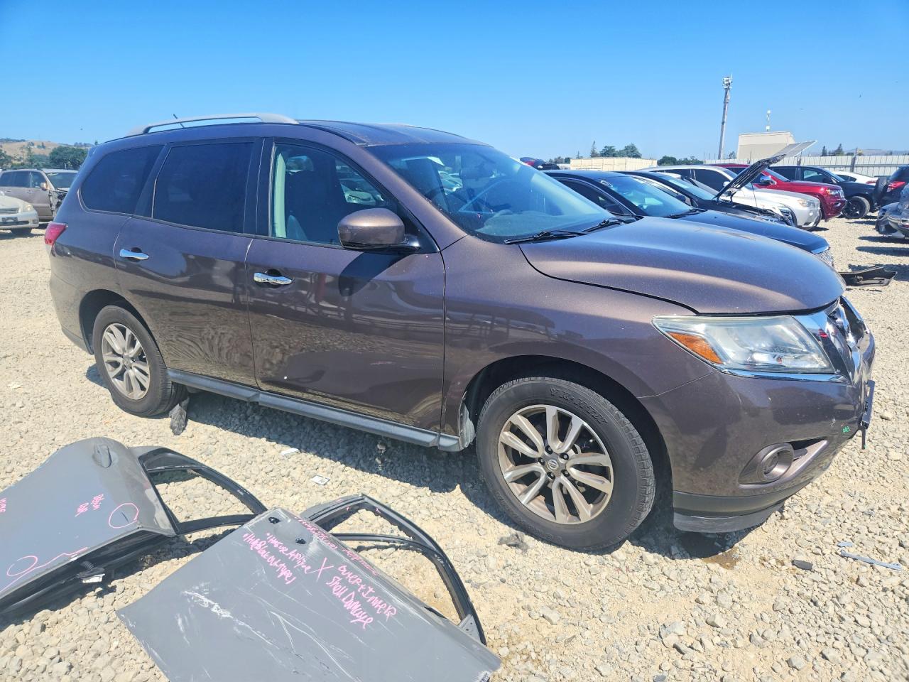 2015 Nissan Pathfinder S Brown vin: 5N1AR2MN7FC658381