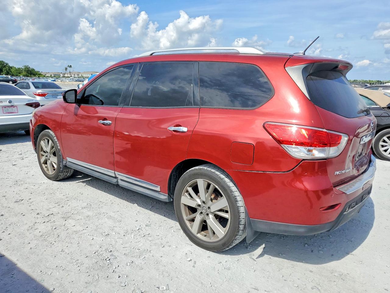 2013 Nissan Pathfinder S Red vin: 5N1AR2MN8DC675154