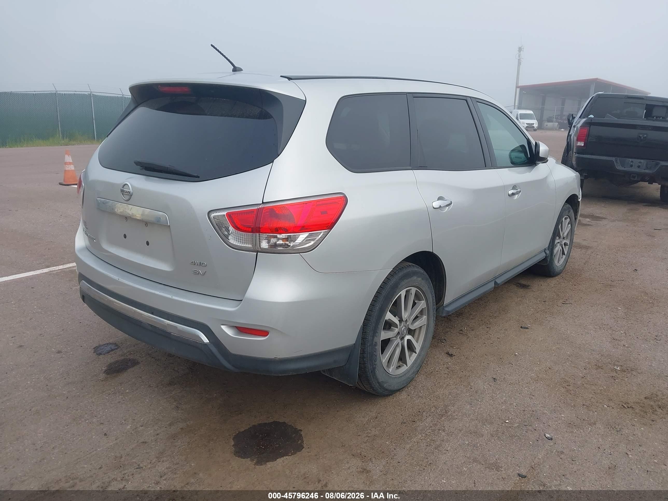 2014 Nissan Pathfinder S Silver vin: 5N1AR2MN8EC711765