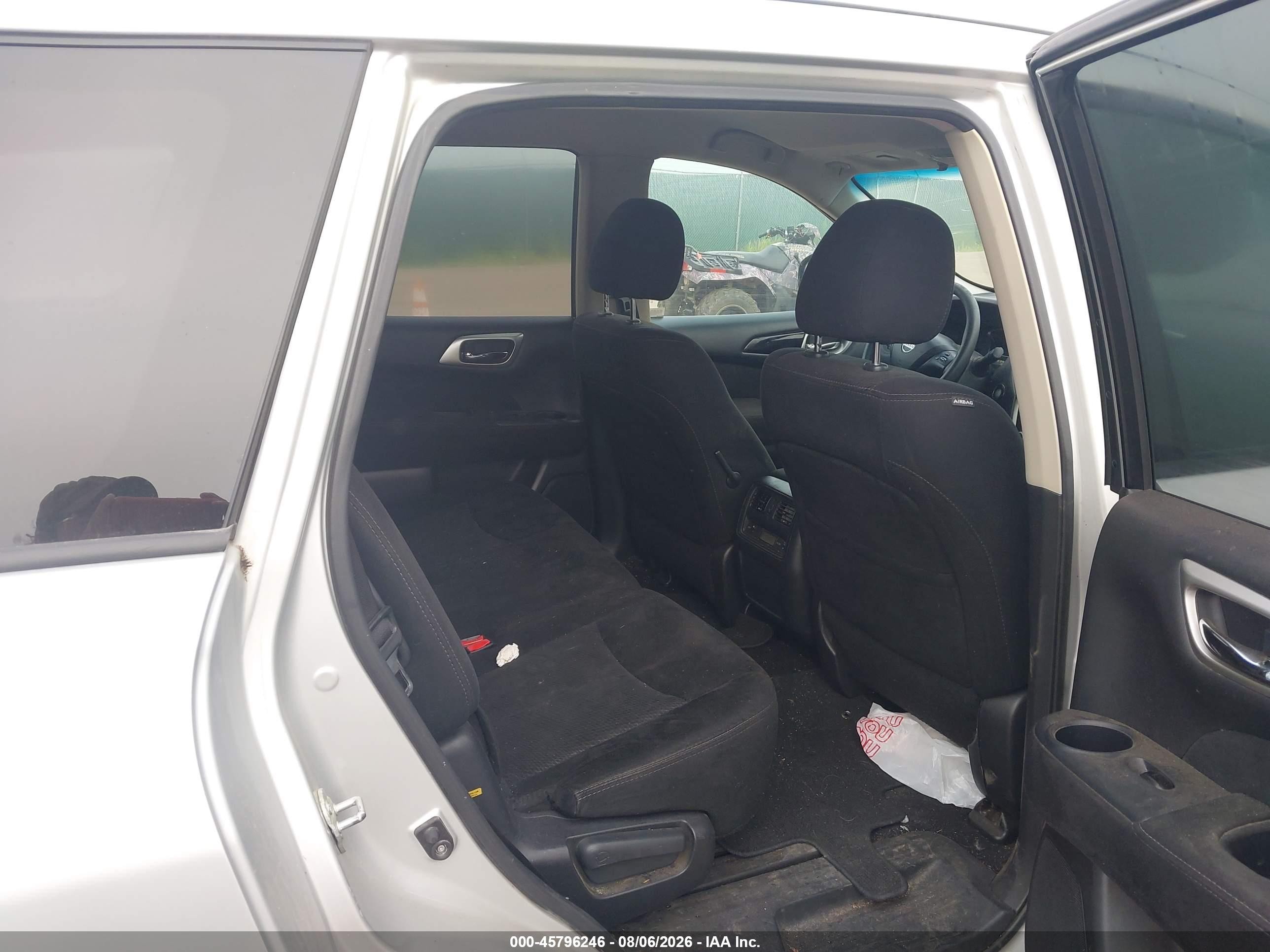 2014 Nissan Pathfinder S Silver vin: 5N1AR2MN8EC711765