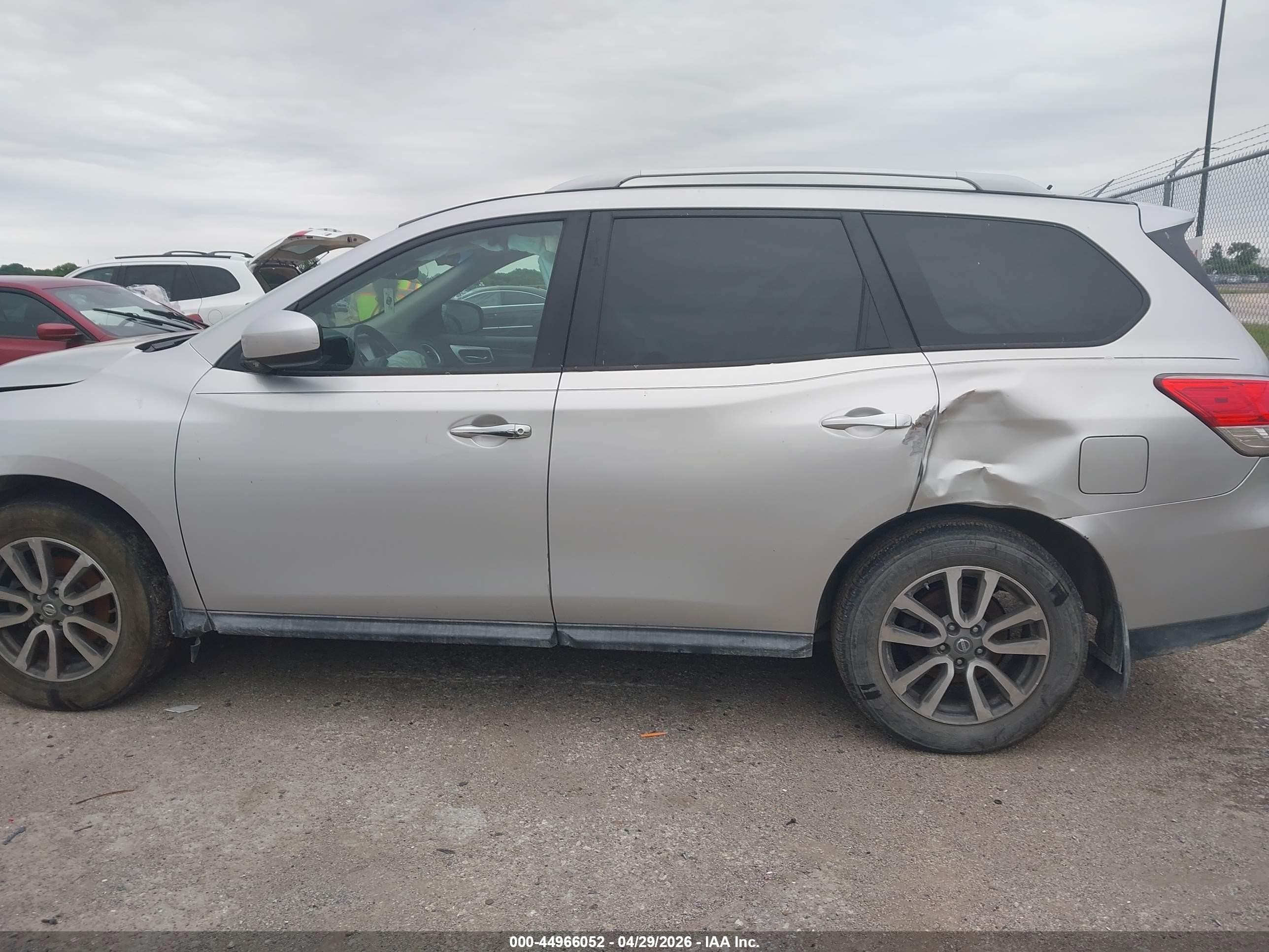2015 Nissan Pathfinder Sv Silver vin: 5N1AR2MN8FC618097