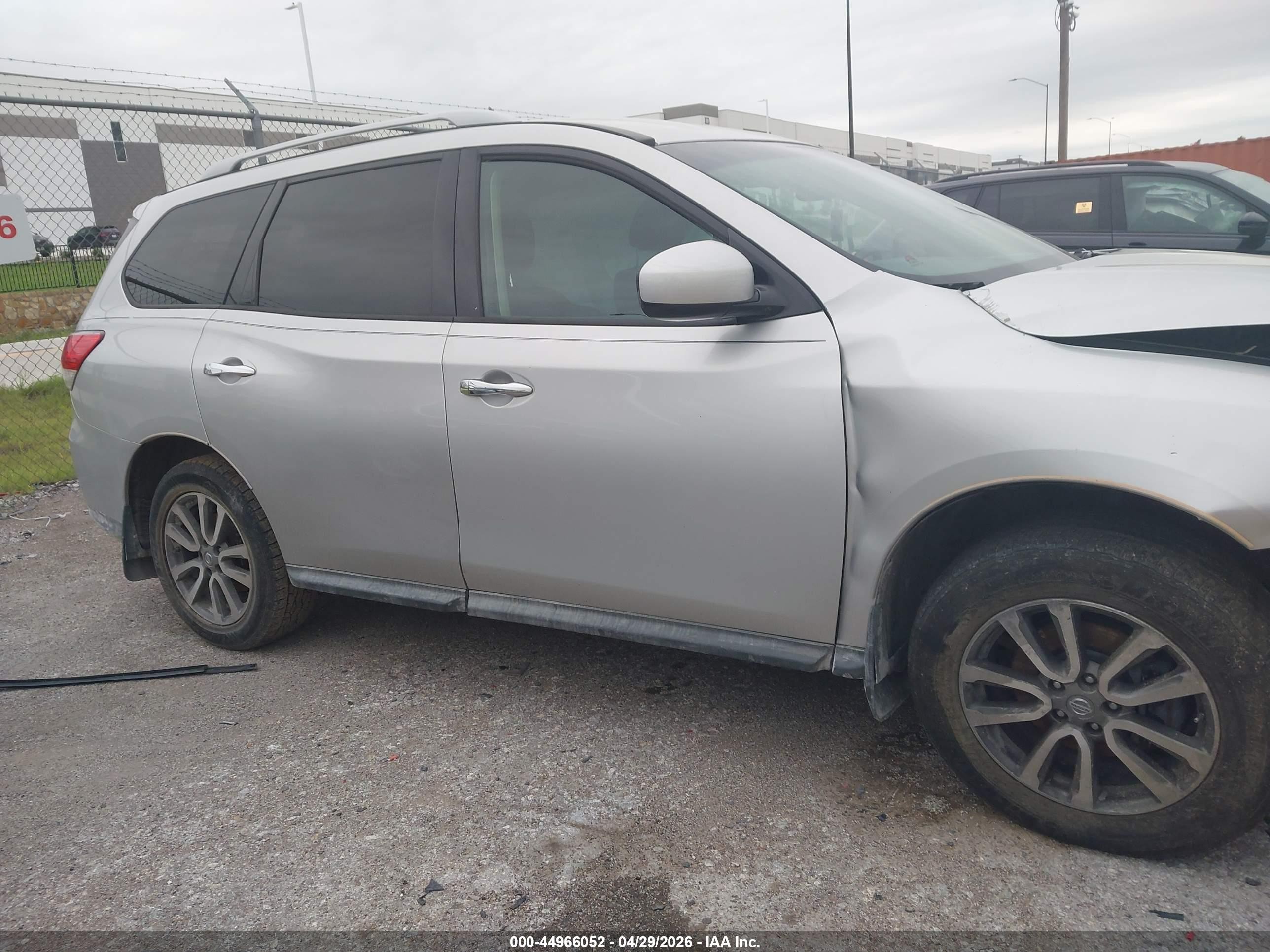 2015 Nissan Pathfinder Sv Silver vin: 5N1AR2MN8FC618097