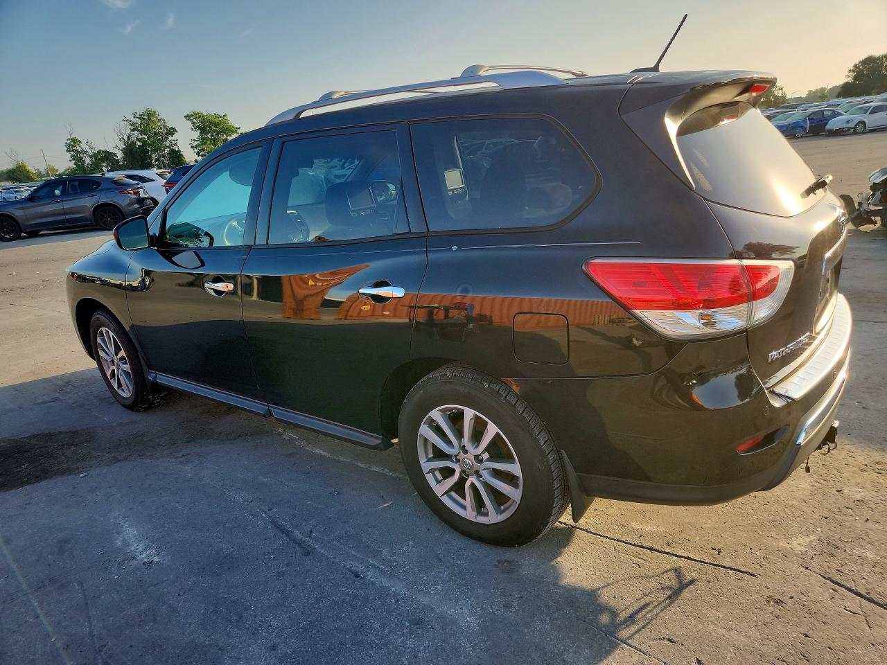 2015 Nissan Pathfinder Sv Черный vin: 5N1AR2MN8FC708432