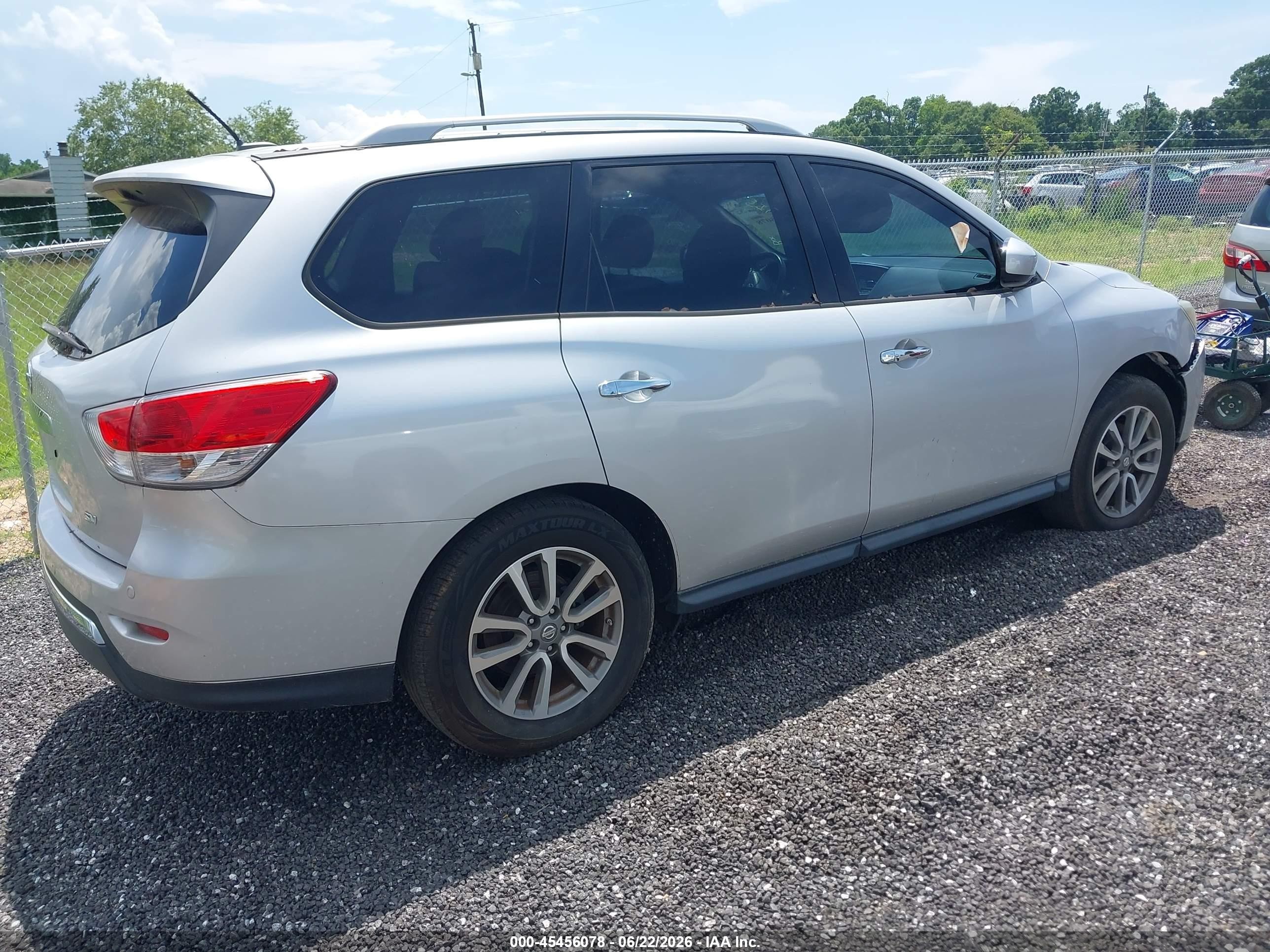 2014 Nissan Pathfinder Sv Silver vin: 5N1AR2MN9EC621900
