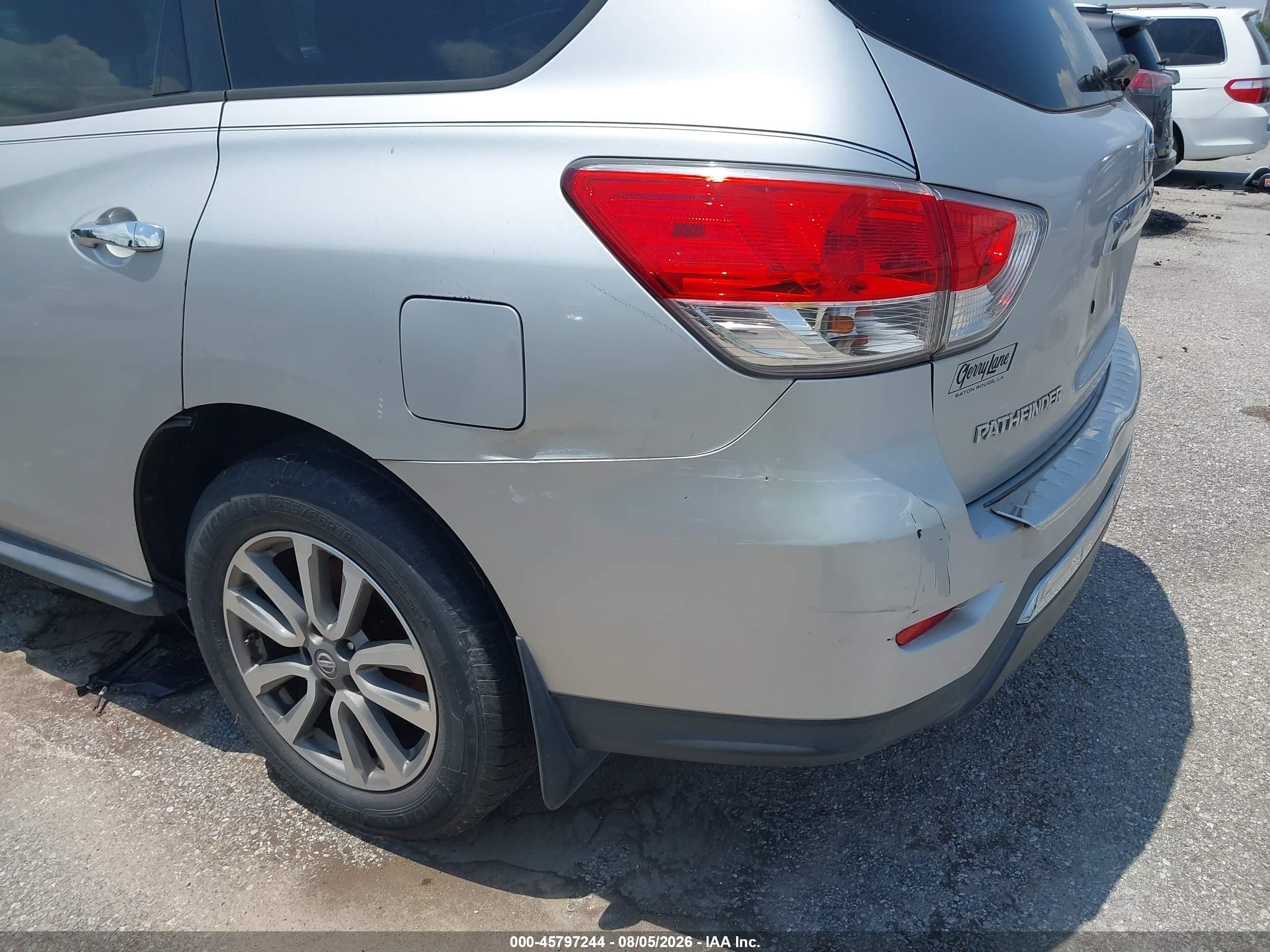 2014 Nissan Pathfinder S Silver vin: 5N1AR2MN9EC638180