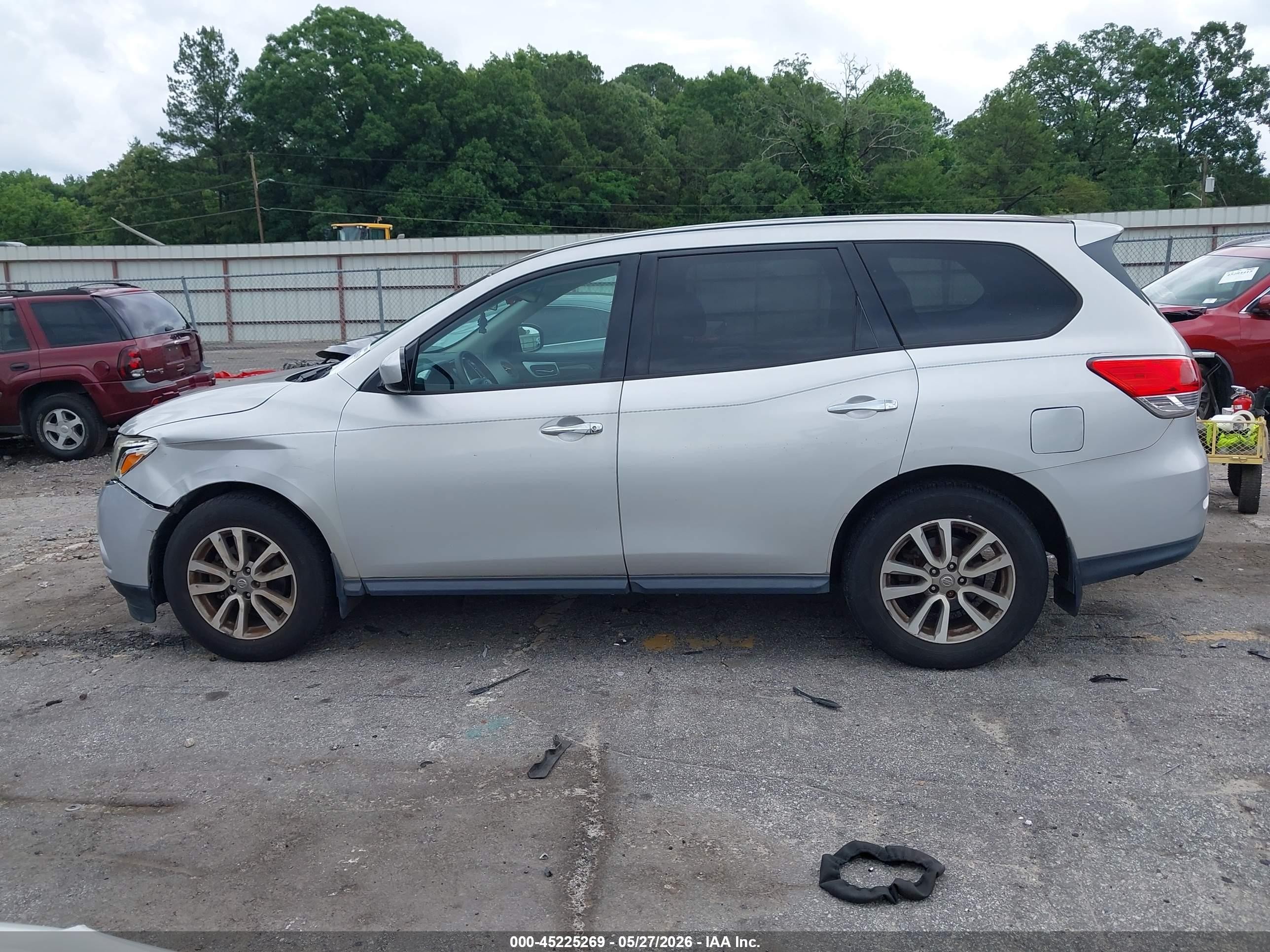 2014 Nissan Pathfinder S Silver vin: 5N1AR2MN9EC733399