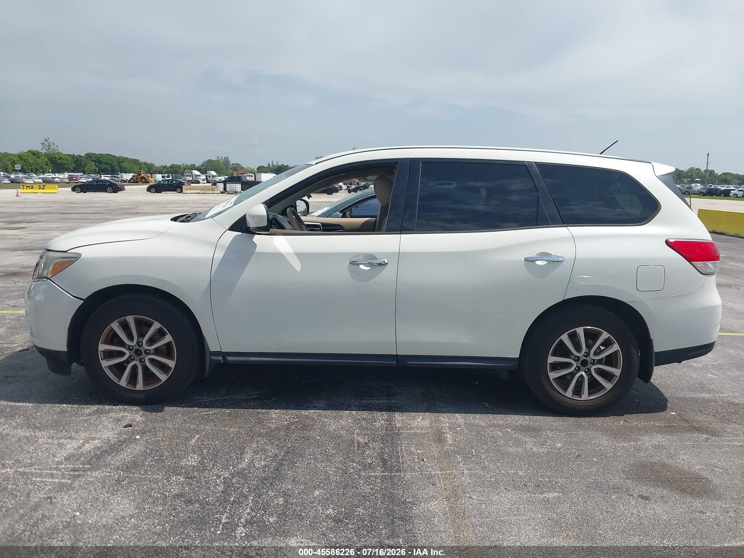 2015 Nissan Pathfinder S White vin: 5N1AR2MN9FC618352