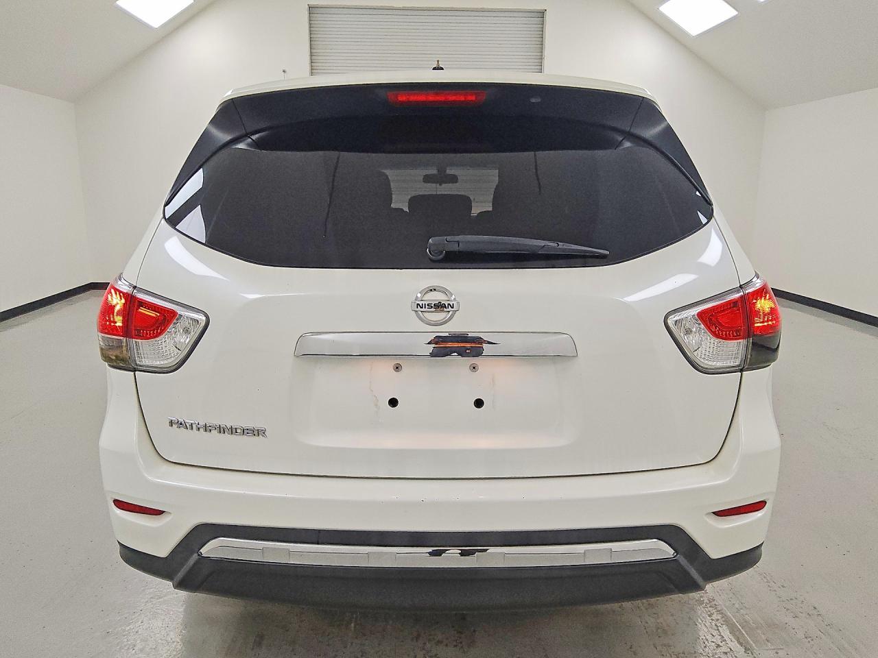 2015 Nissan Pathfinder S Белый vin: 5N1AR2MN9FC625124
