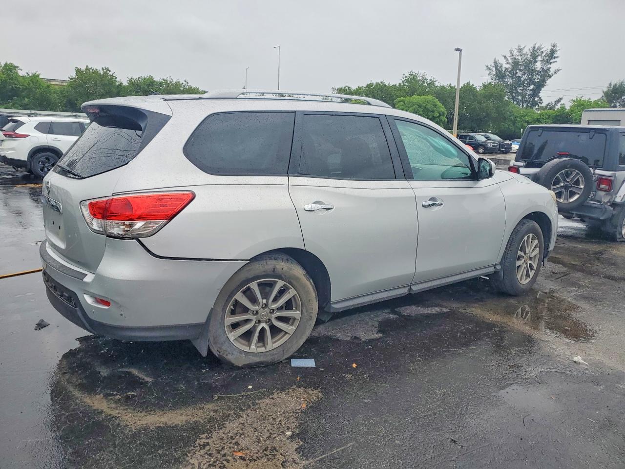 2015 Nissan Pathfinder S Серебряный vin: 5N1AR2MN9FC681421
