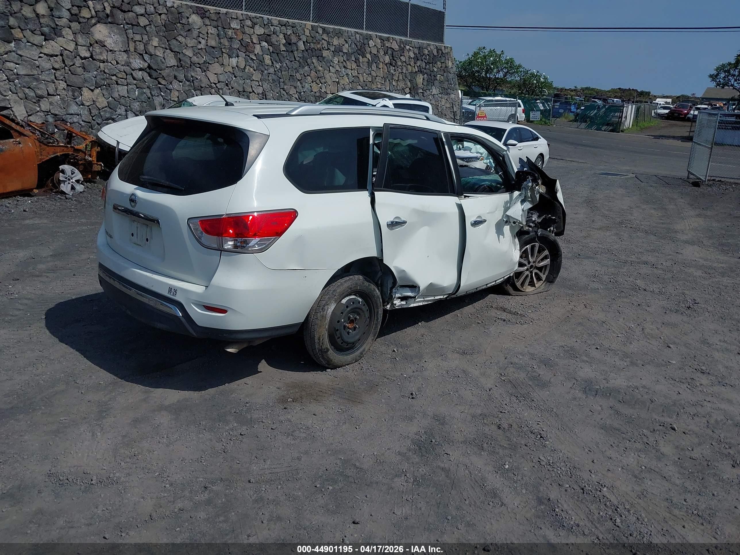 2015 Nissan Pathfinder S White vin: 5N1AR2MN9FC684321