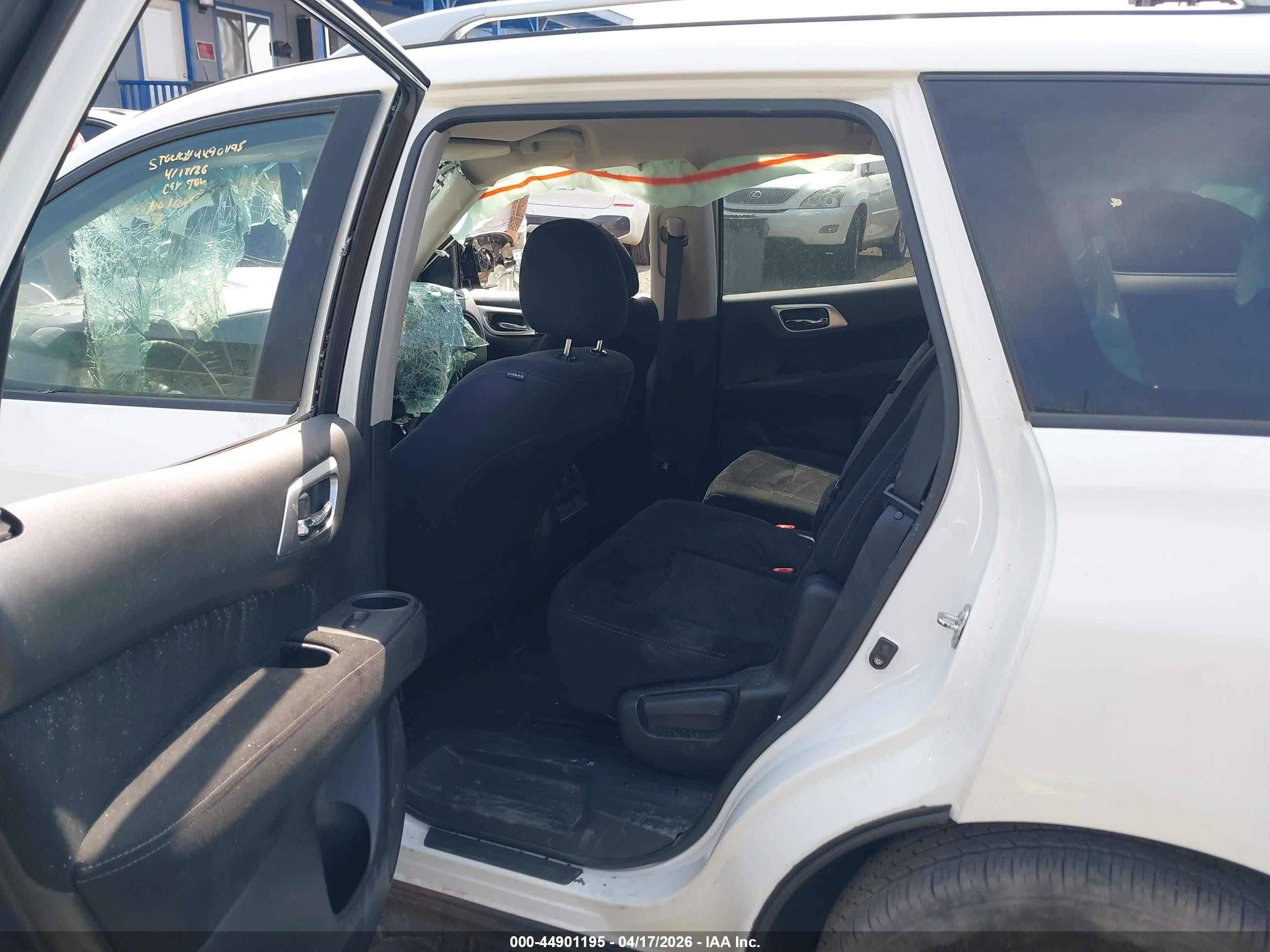2015 Nissan Pathfinder S White vin: 5N1AR2MN9FC684321