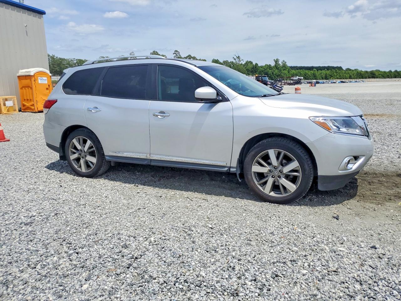 2014 Nissan Pathfinder S Silver vin: 5N1AR2MNXEC683127